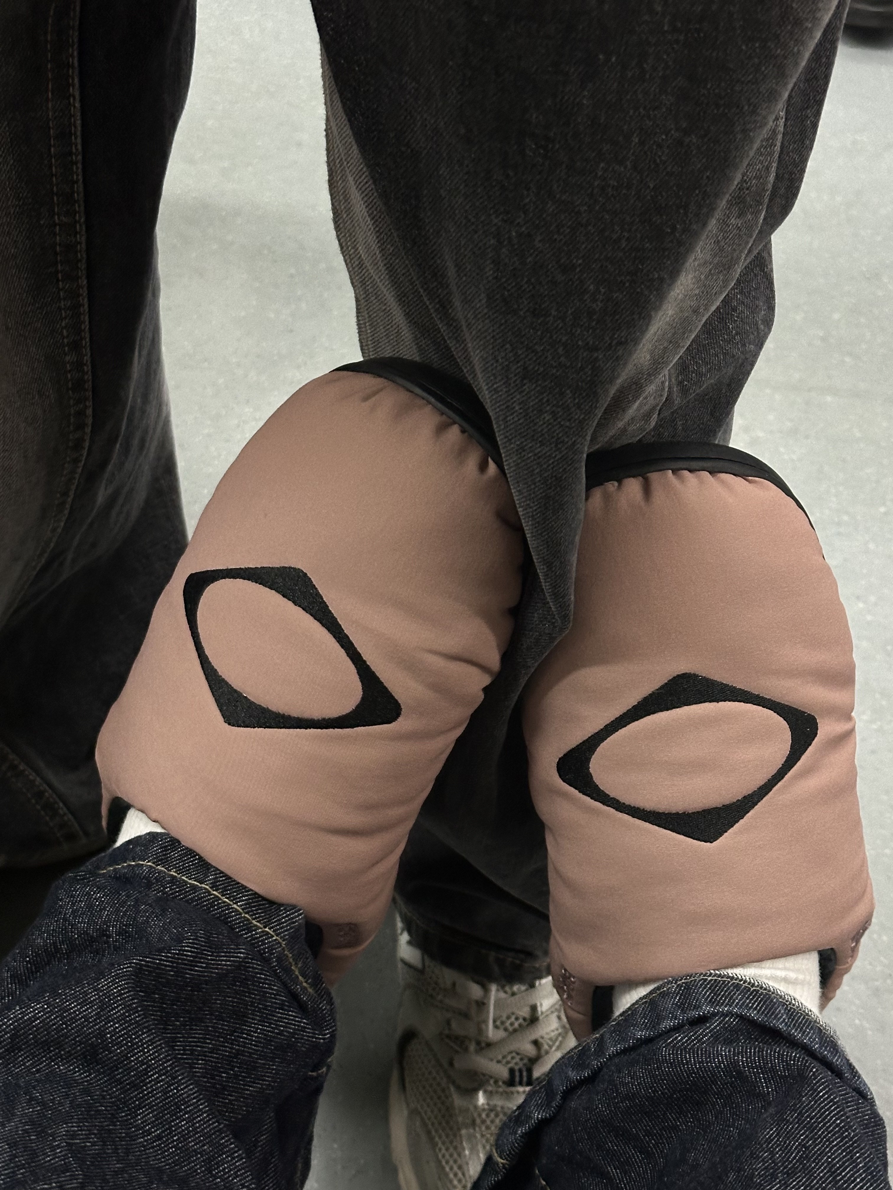 Mischief x Subu Puffer Slipper Rose Brown 착용 스타일 - 3