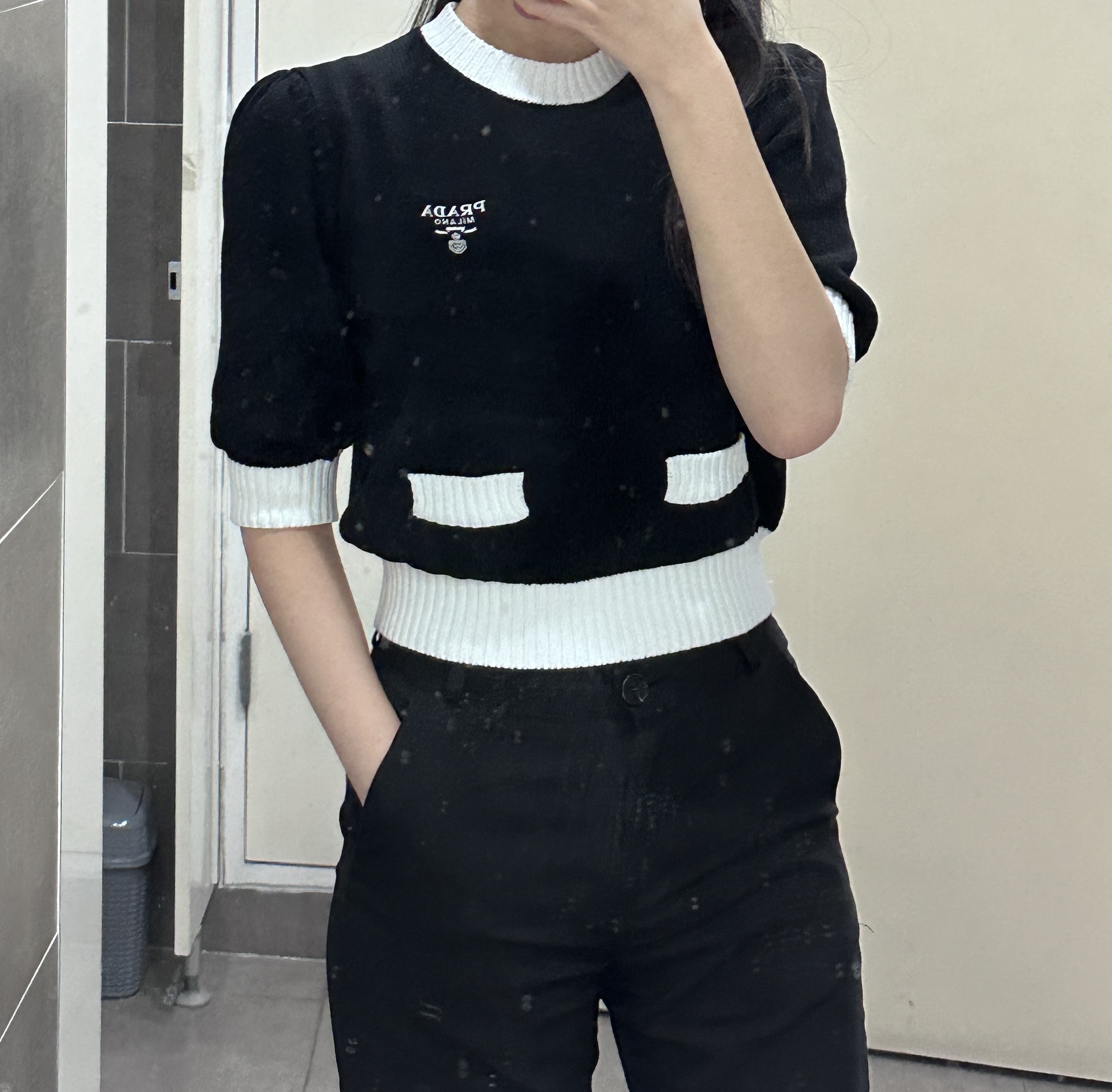 (W) Prada Cotton Crewneck Sweater Black White, (W) Prada Metal Hair Clips Black 착용 스타일 - 1