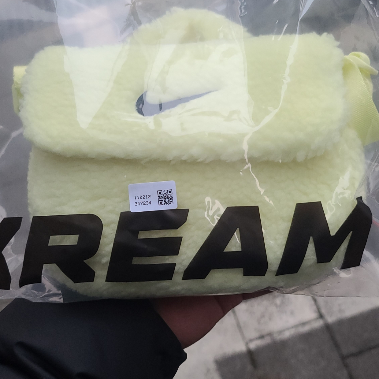 (Kids) Nike NSW Faux Fur Crossbody Bag Neon 착용 스타일