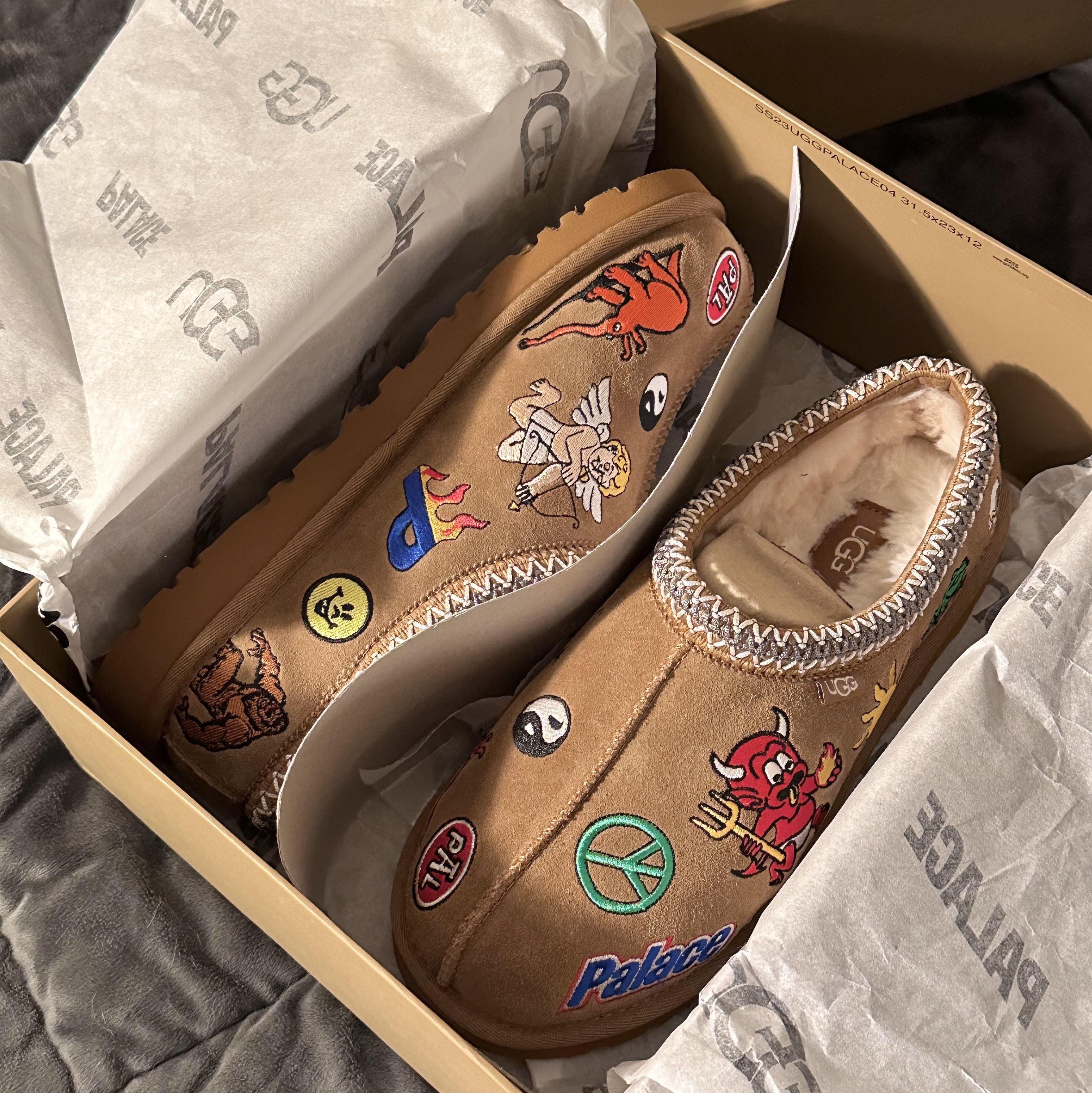 UGG x Palace Tasman Slipper Chestnut 착용 스타일 - 2