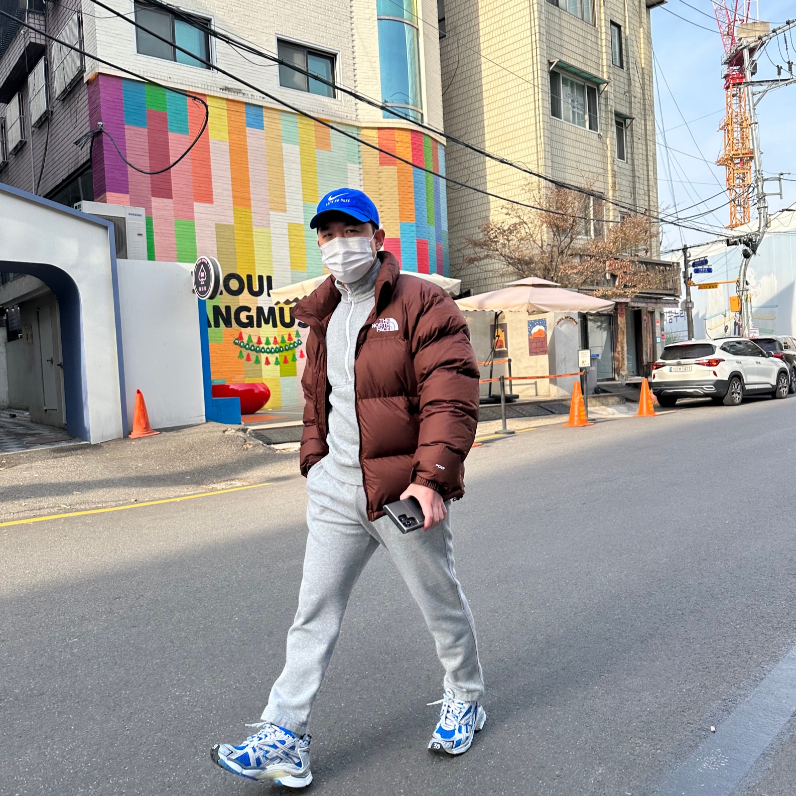The North Face 1996 Retro Nuptse Jacket Dark Oak, Balenciaga Runner Sneakers Blue White 착용 스타일