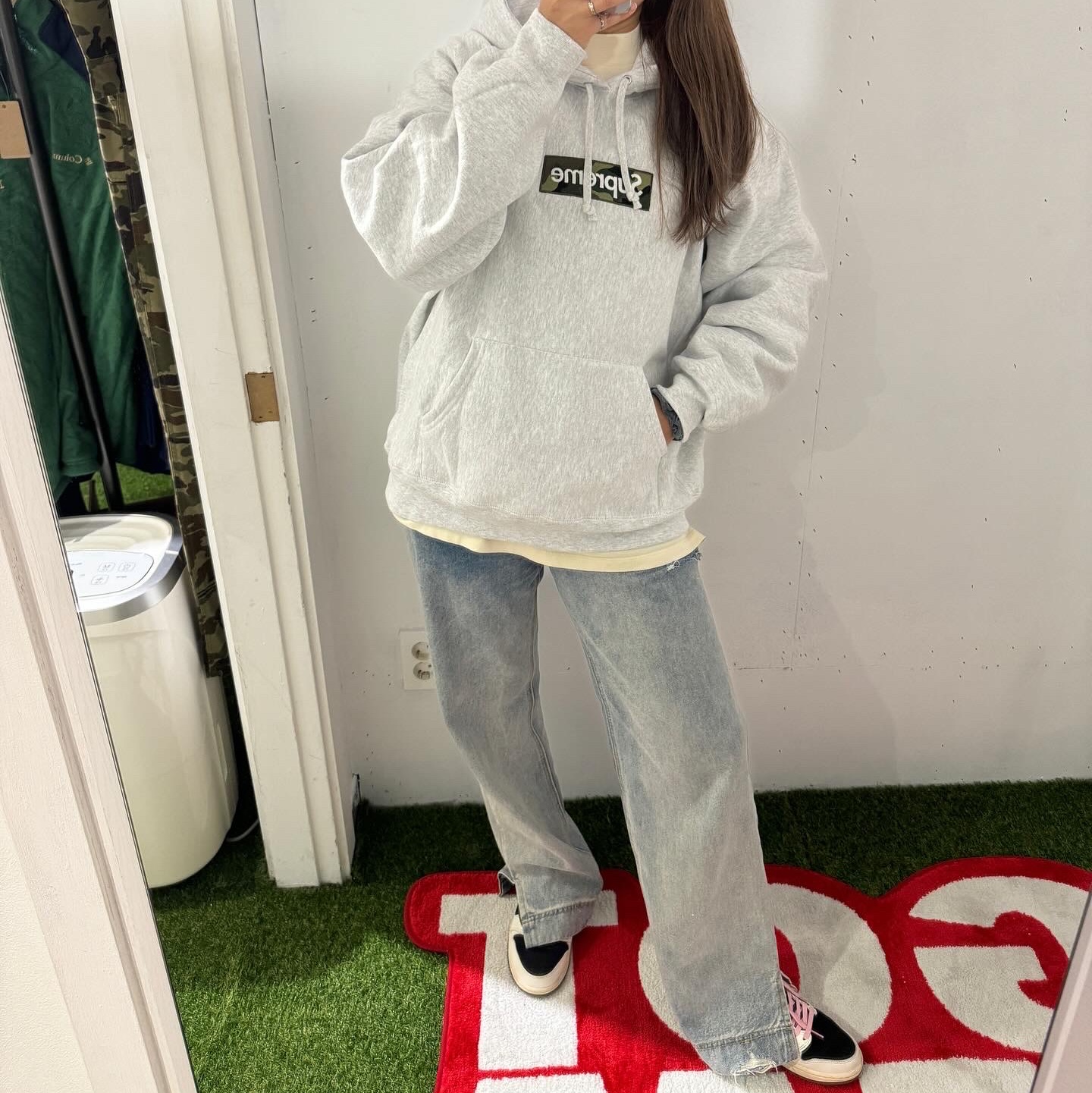 Supreme Box Logo Hooded Sweatshirt Ash Grey - 23FW, (W) Jordan 1 x Travis Scott Retro Low OG SP Medium Olive 착용 스타일 - 1