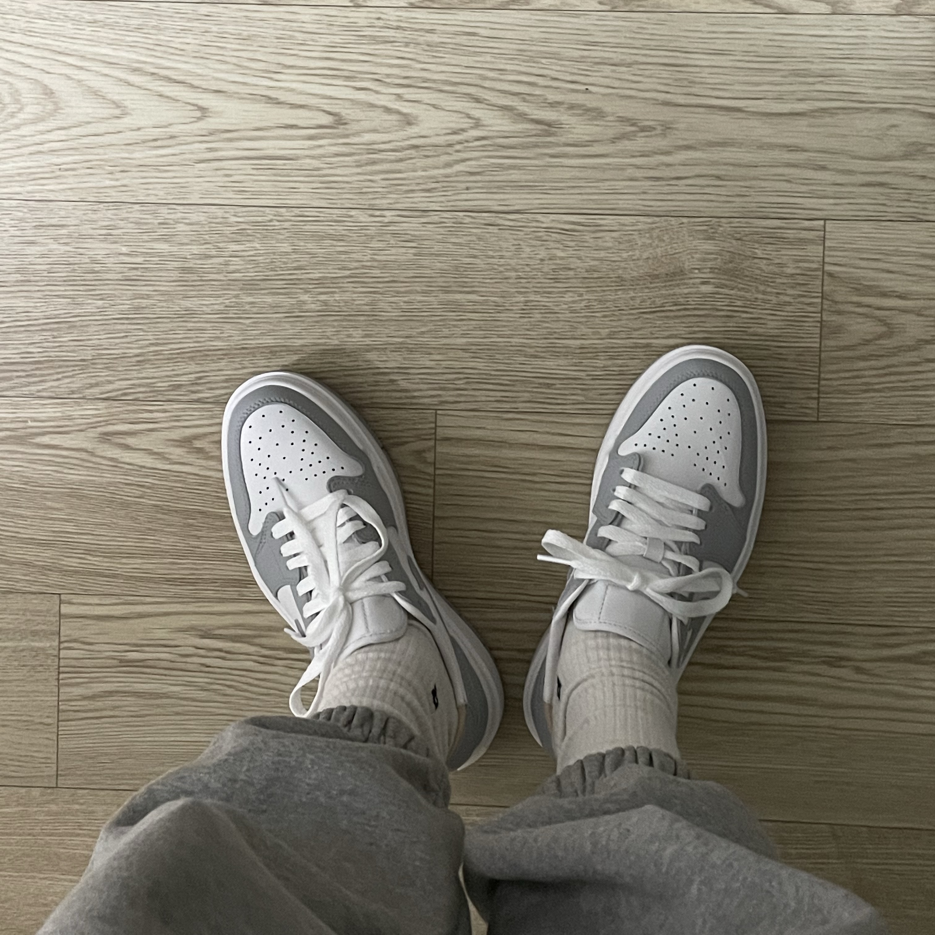 (W) Jordan 1 Elevate Low White and Wolf Grey 착용 스타일 - 3