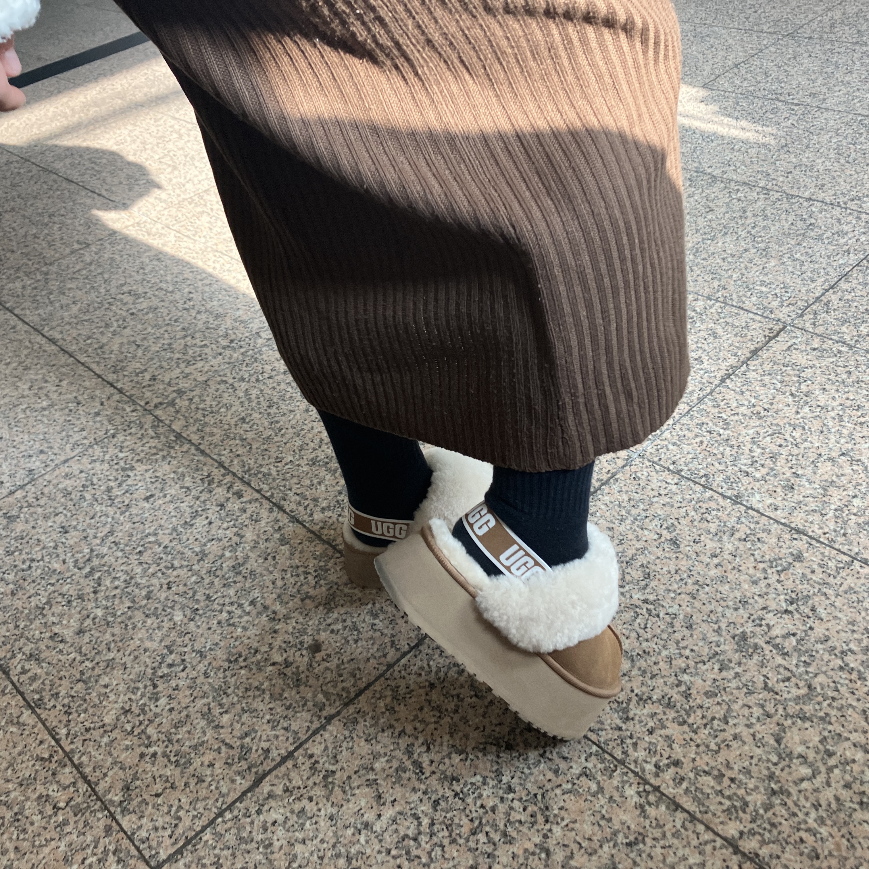 (W) UGG Funkette Slides Chestnut 착용 스타일