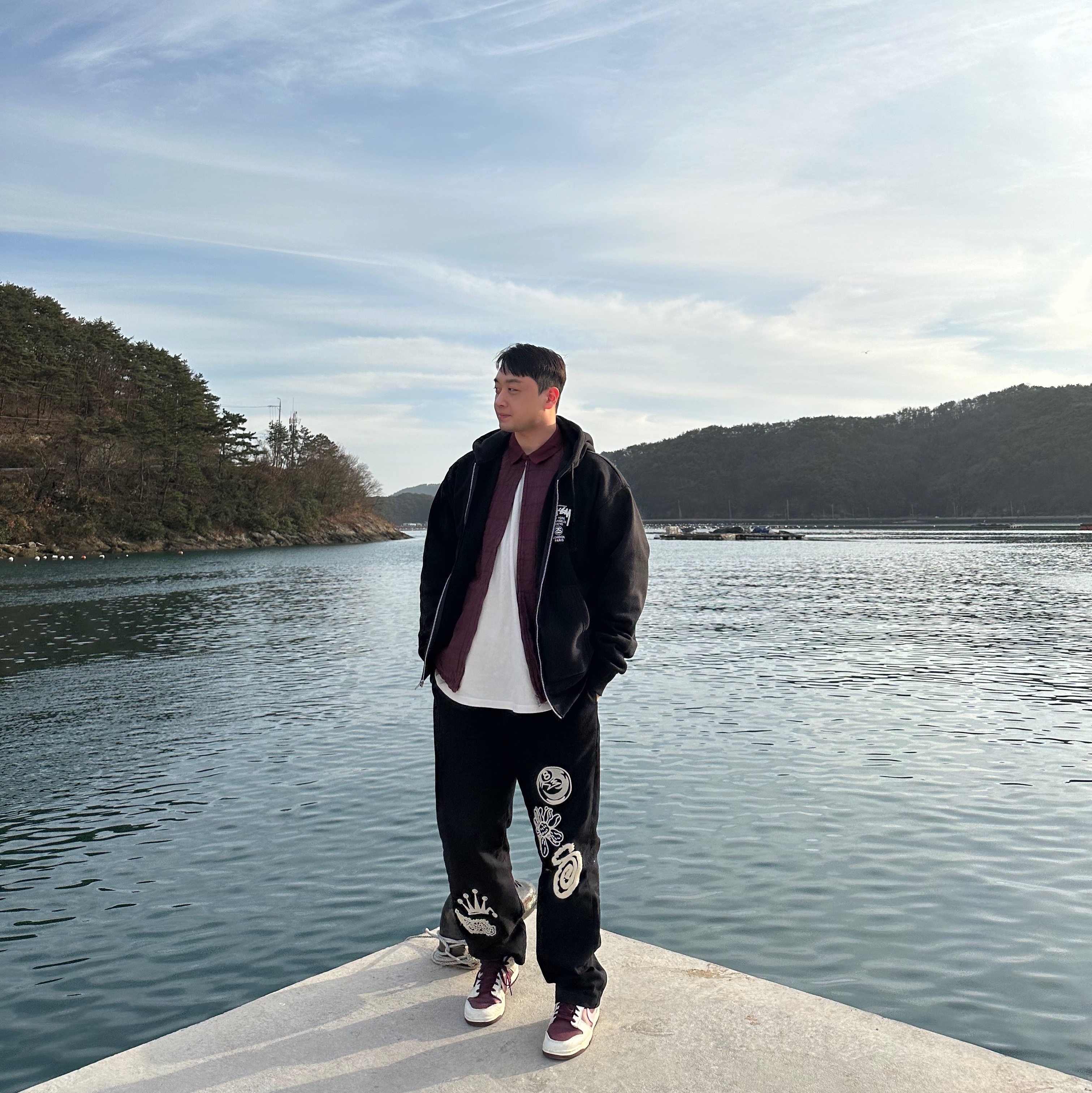 Stussy World Tour Zip Hoodie Black 2022, Stussy Noma Icon Beach Pants Washed Black 착용 스타일 - 1