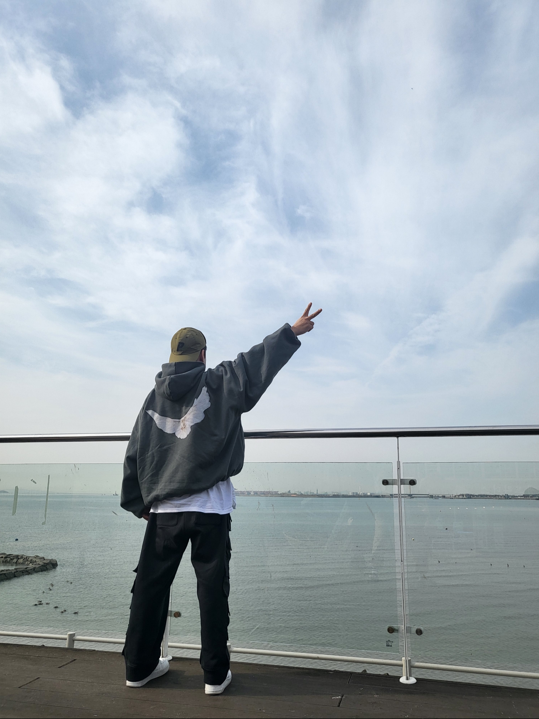 Yeezy Gap Engineered By Balenciaga Dove Hoodie Dark Green, Nike x Supreme Air Force 1 Low White 착용 스타일