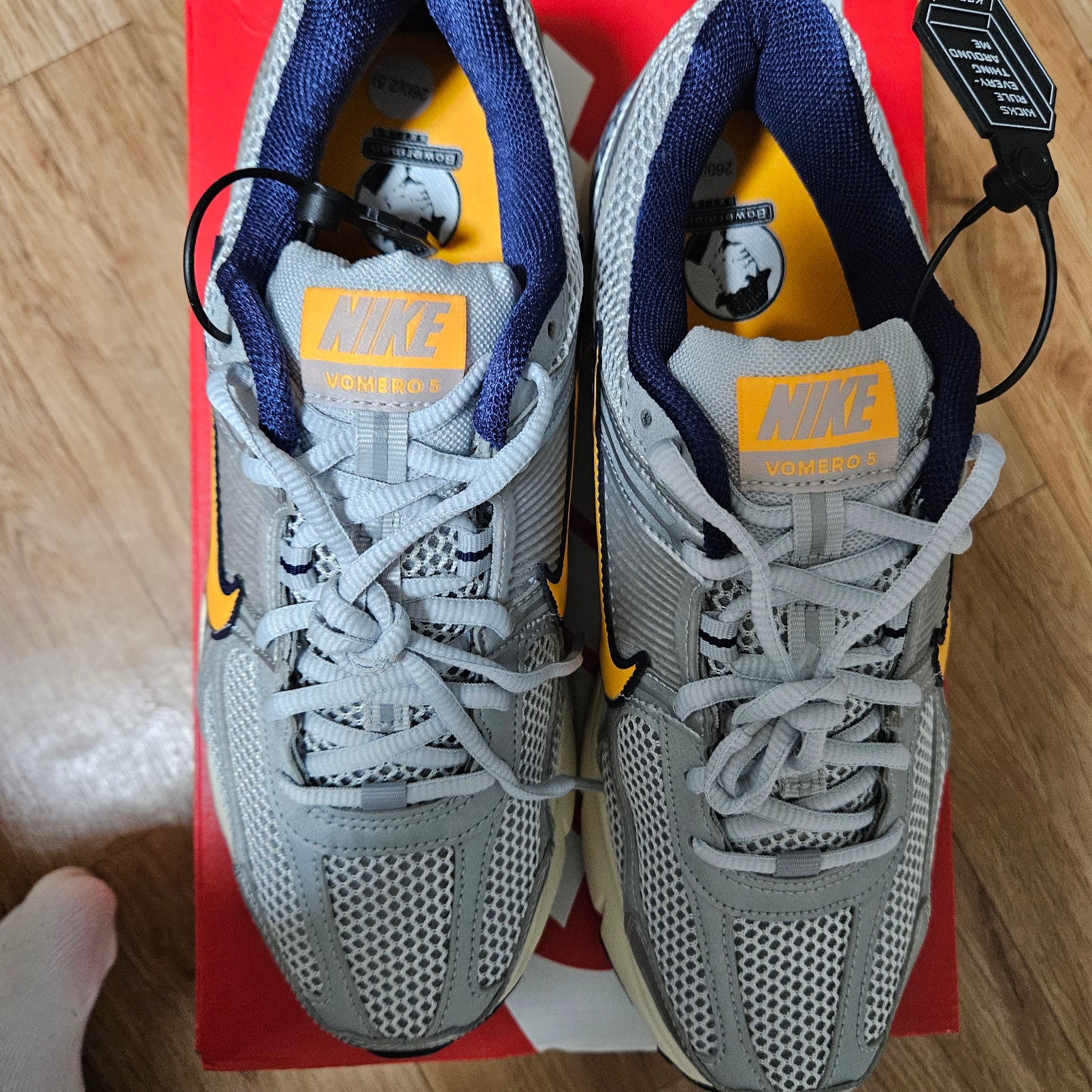 Nike Zoom Vomero 5 Pure Platinum and Laser Orange 착용 스타일 - 1