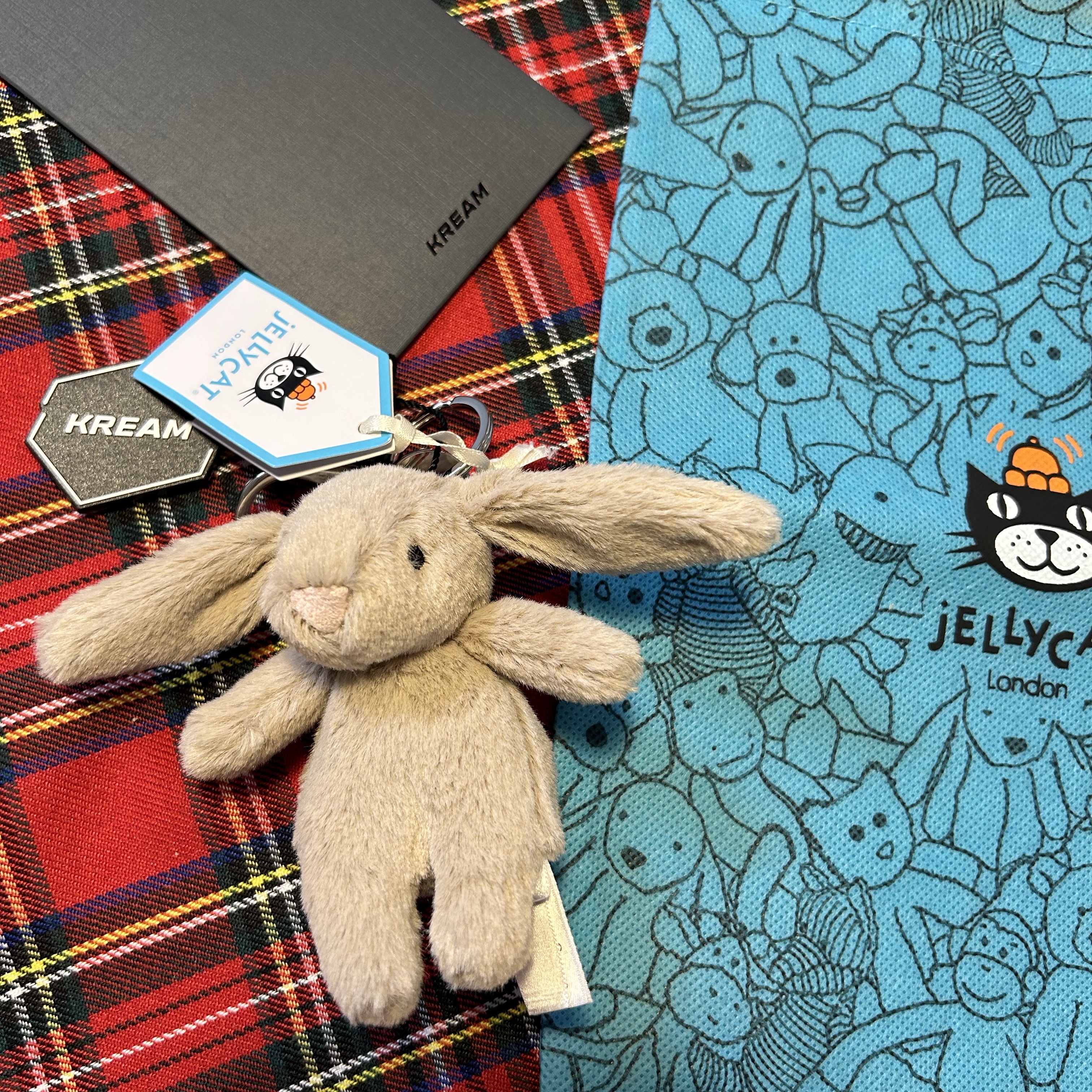 Jellycat Bashful Bunny Bag Charm Beige 착용 스타일
