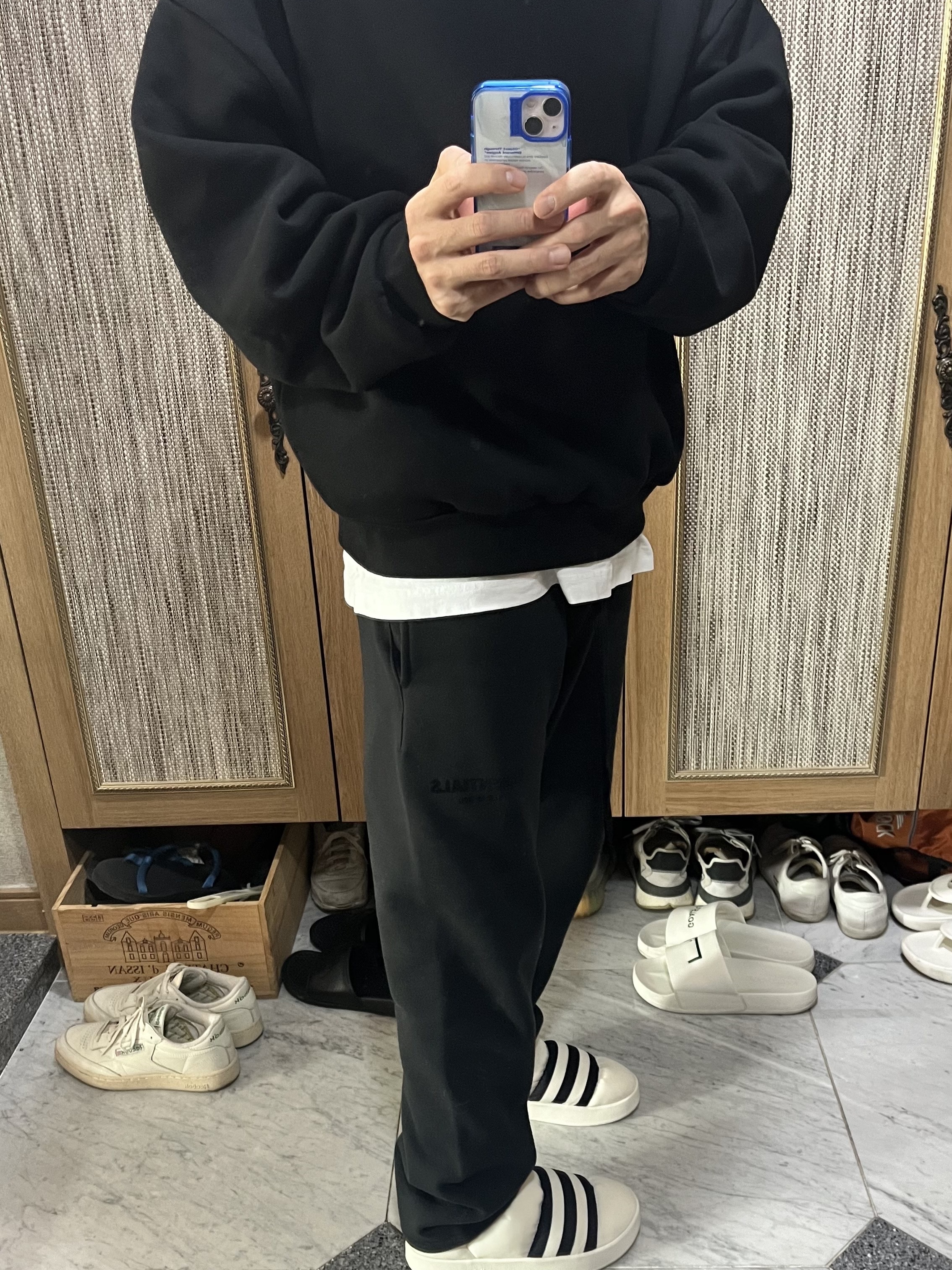 Essentials Crewneck Jet Black - 23FW, Gucci Double G Key Necklace Silver 착용 스타일 - 2