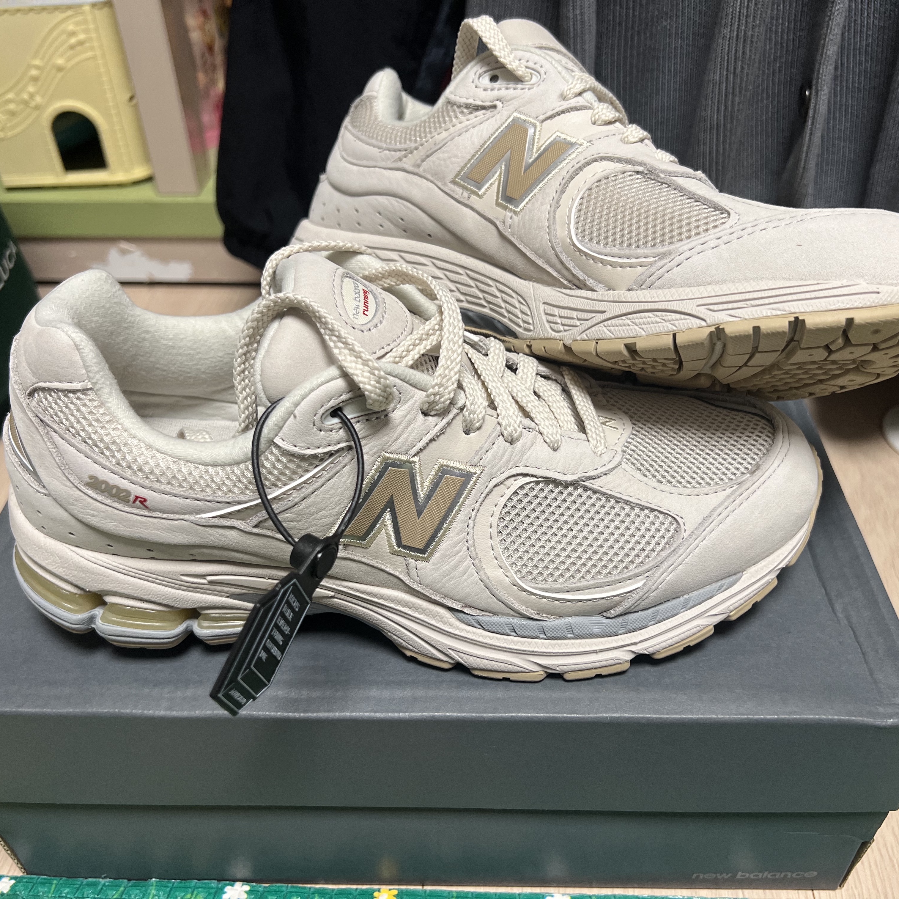 New Balance 2002R Beige 착용 스타일 - 1