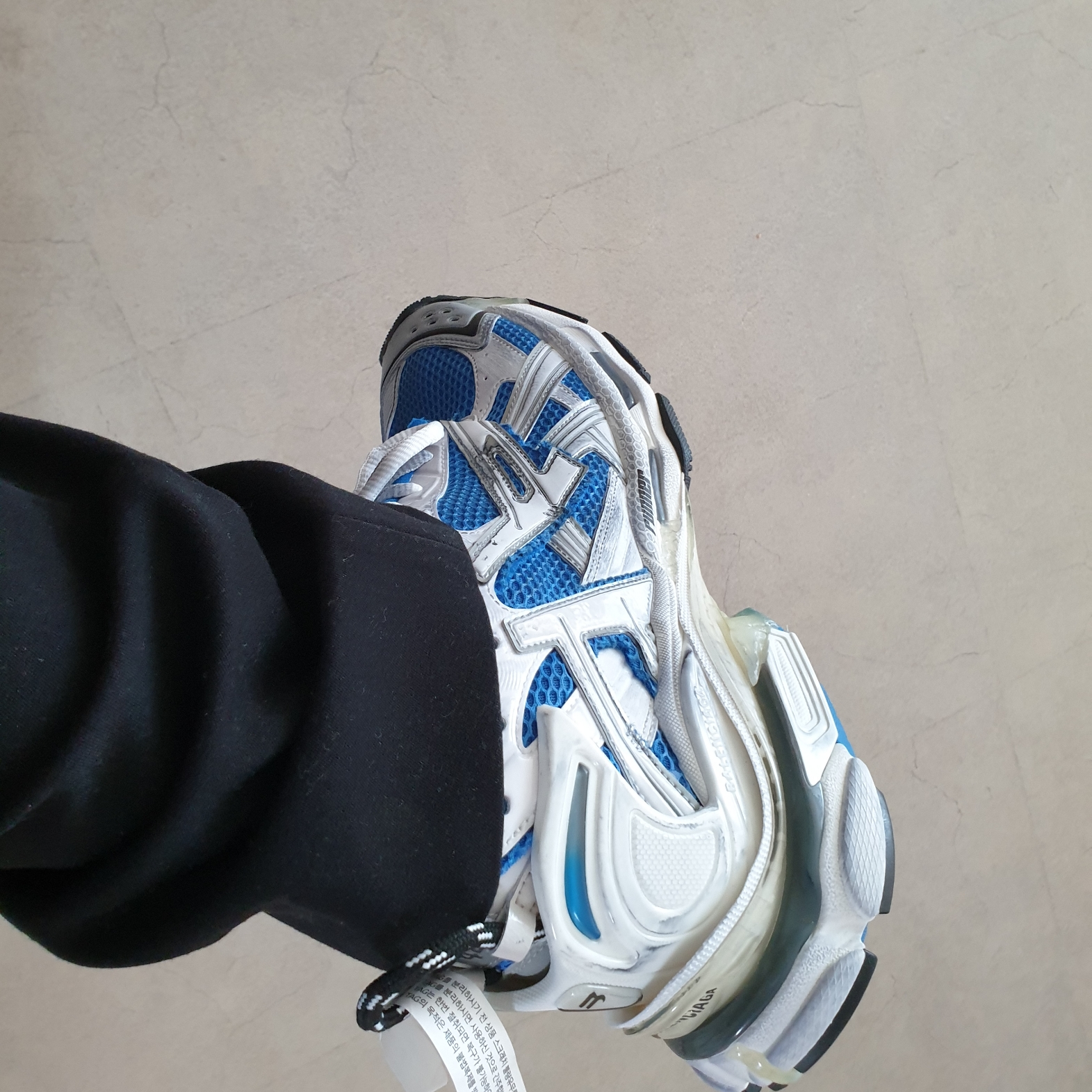 Balenciaga Runner Sneakers Blue White 착용 스타일 - 3