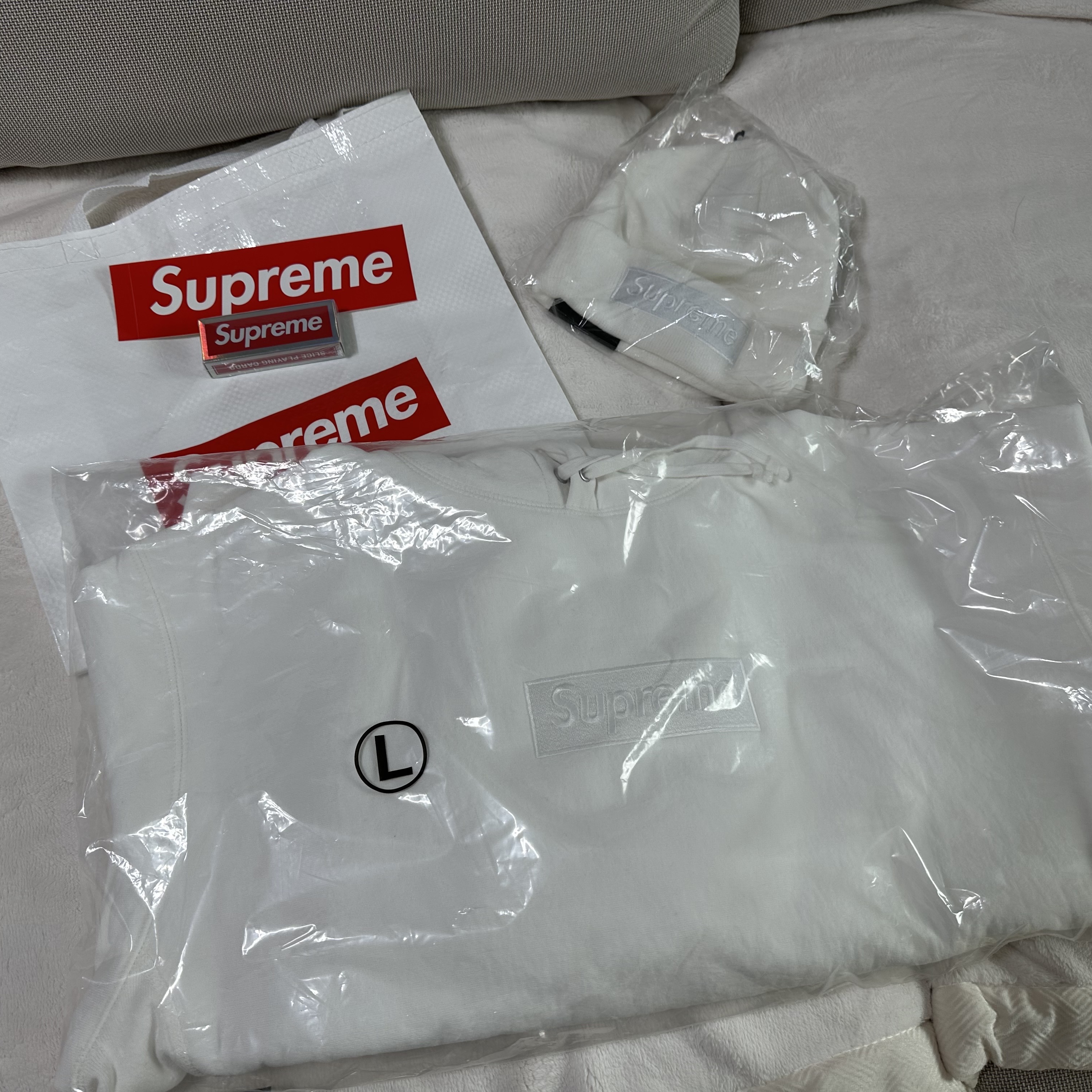 Supreme Box Logo Hooded Sweatshirt White - 23FW, Supreme New Era Box Logo Beanie White - 23FW 착용 스타일