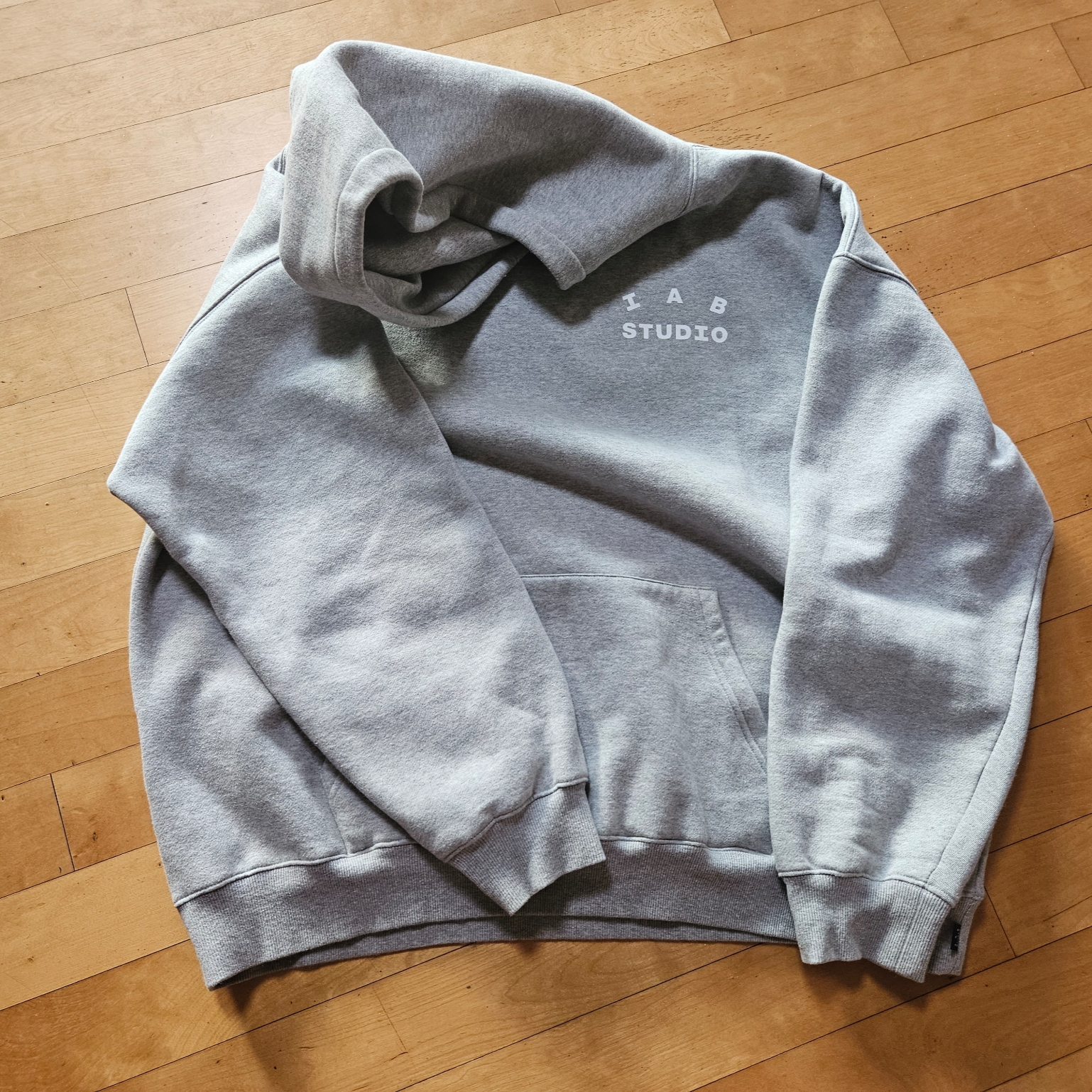 IAB Studio Hoodie Gray - 21SS 착용 스타일