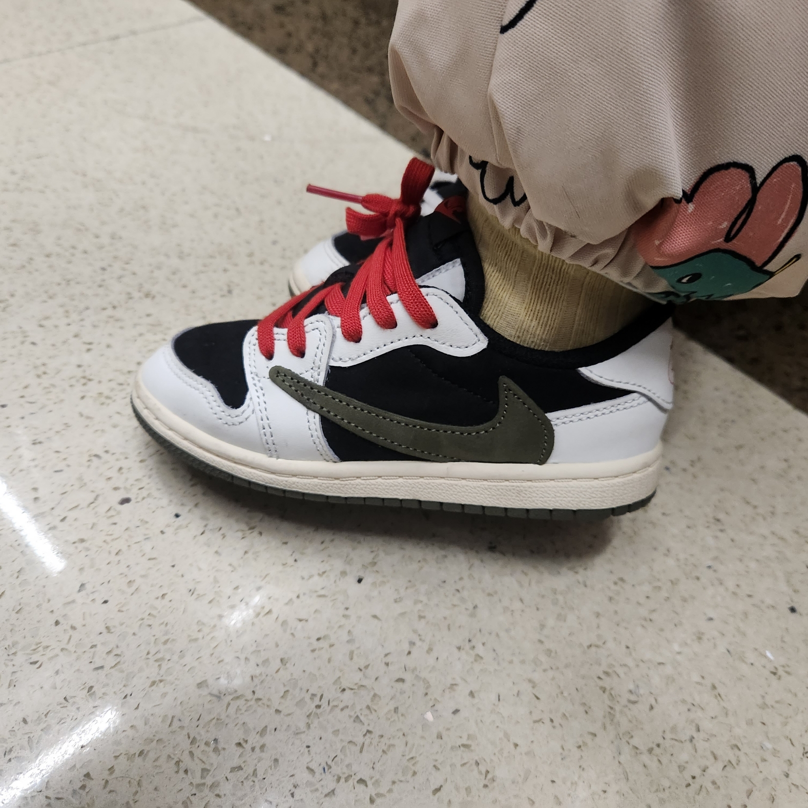 (TD) Jordan 1 x Travis Scott Retro Low OG SP Medium Olive 착용 스타일 - 2