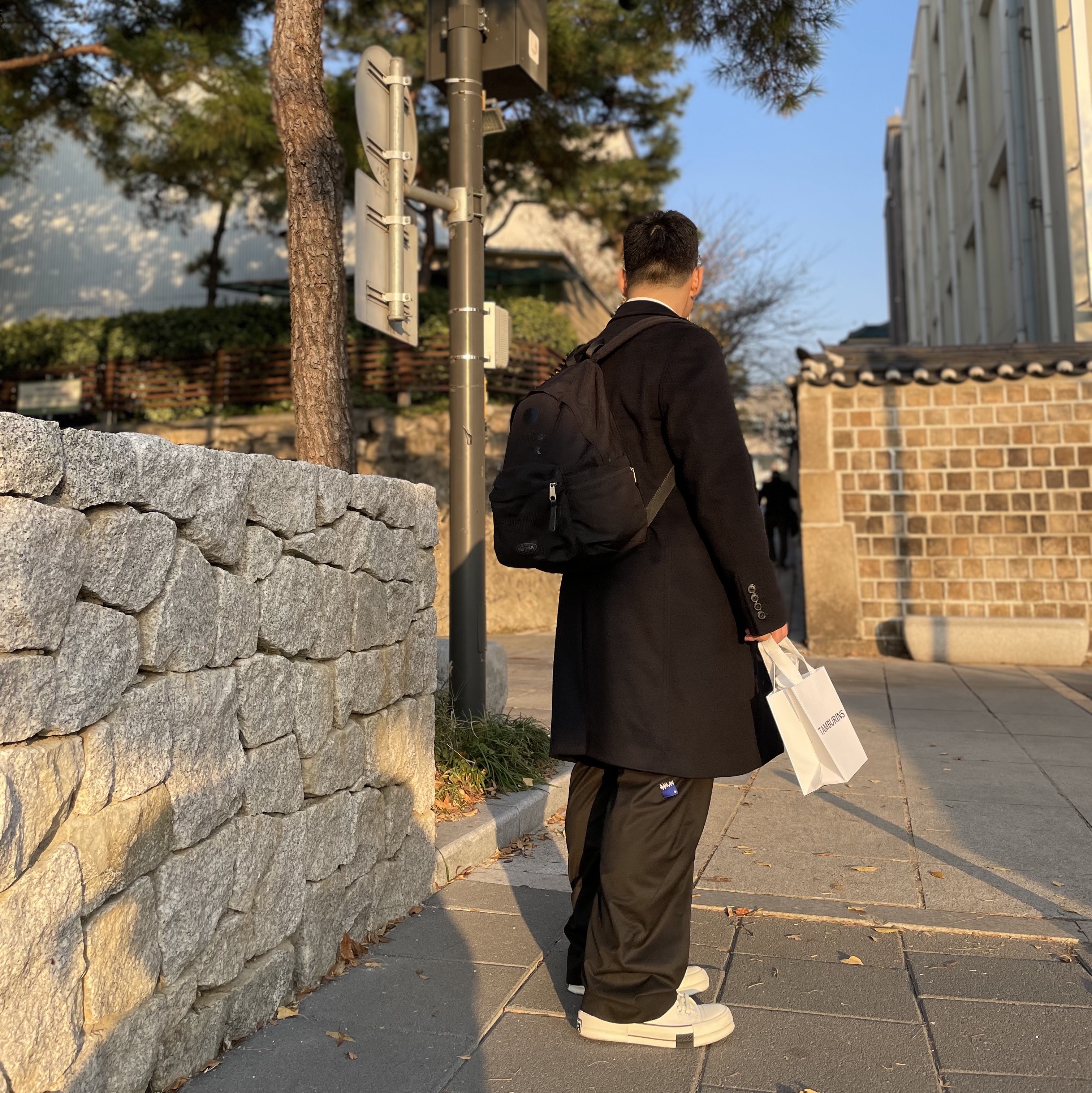 Converse x Drkshdw Drkstr Chuck 70 High Lily White, Zara x Ader Error Tapered Trousers Black 착용 스타일 - 2