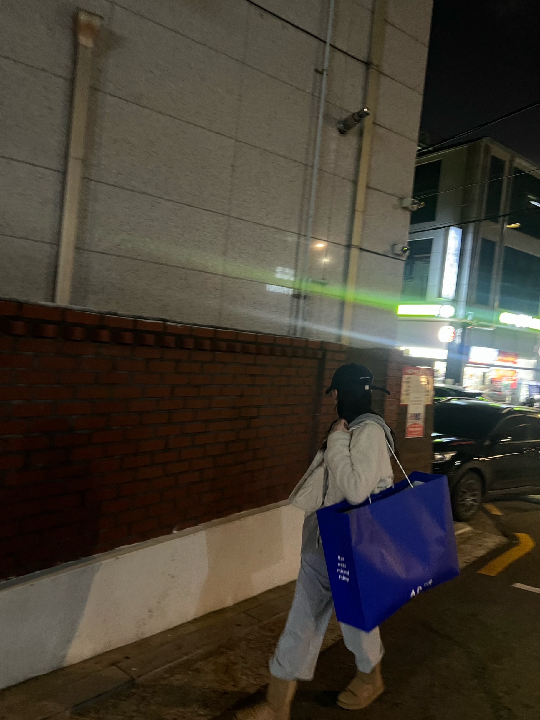 (W) UGG Classic Short II Boots Chestnut 착용 스타일 - 1