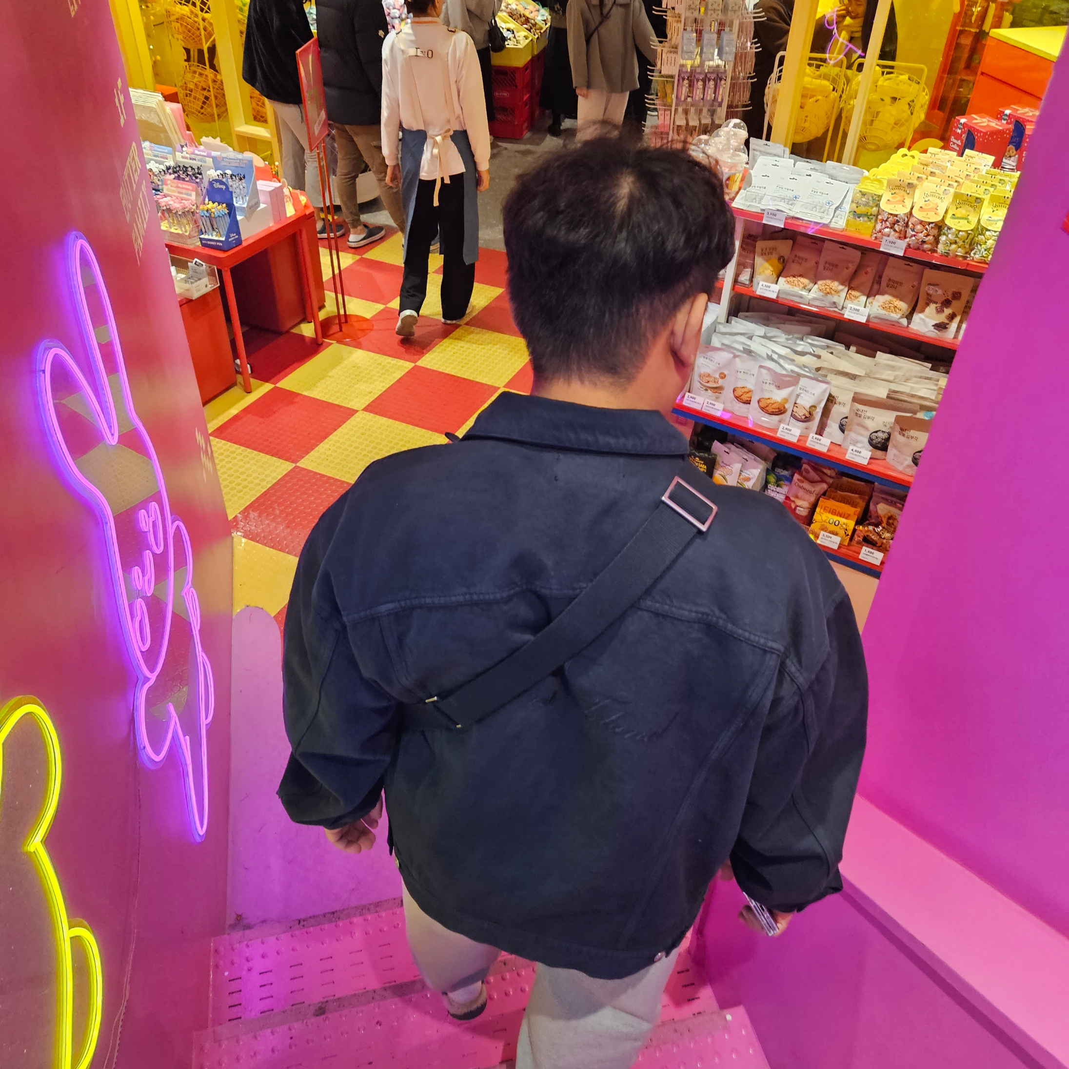 Supreme x Stone Island Denim Trucker Jacket Navy - 23FW, Bottega Veneta Cassette with Versatile Strap Space 착용 스타일 - 1