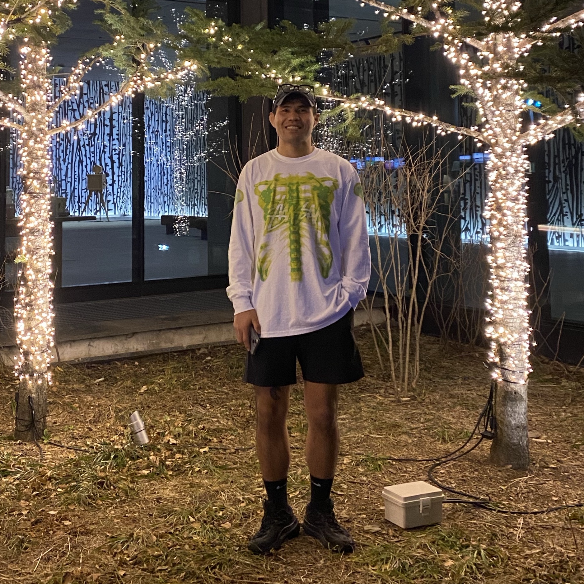 Stussy Rib Cage LS T-Shirt White, Nike ACG Mountain Fly 2 Low Black 착용 스타일