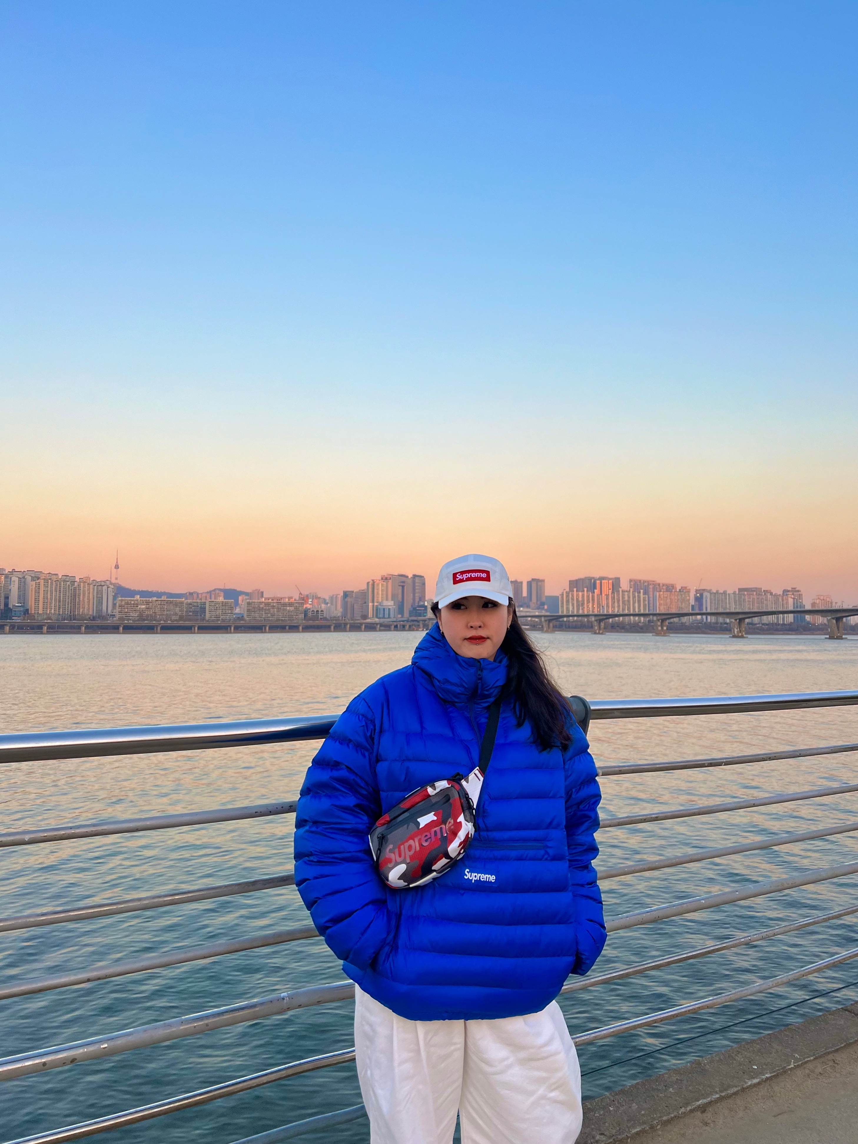 Supreme Ventile Camp Cap White - 23SS, Supreme Waist Bag Red Camo - 21SS 착용 스타일 - 1