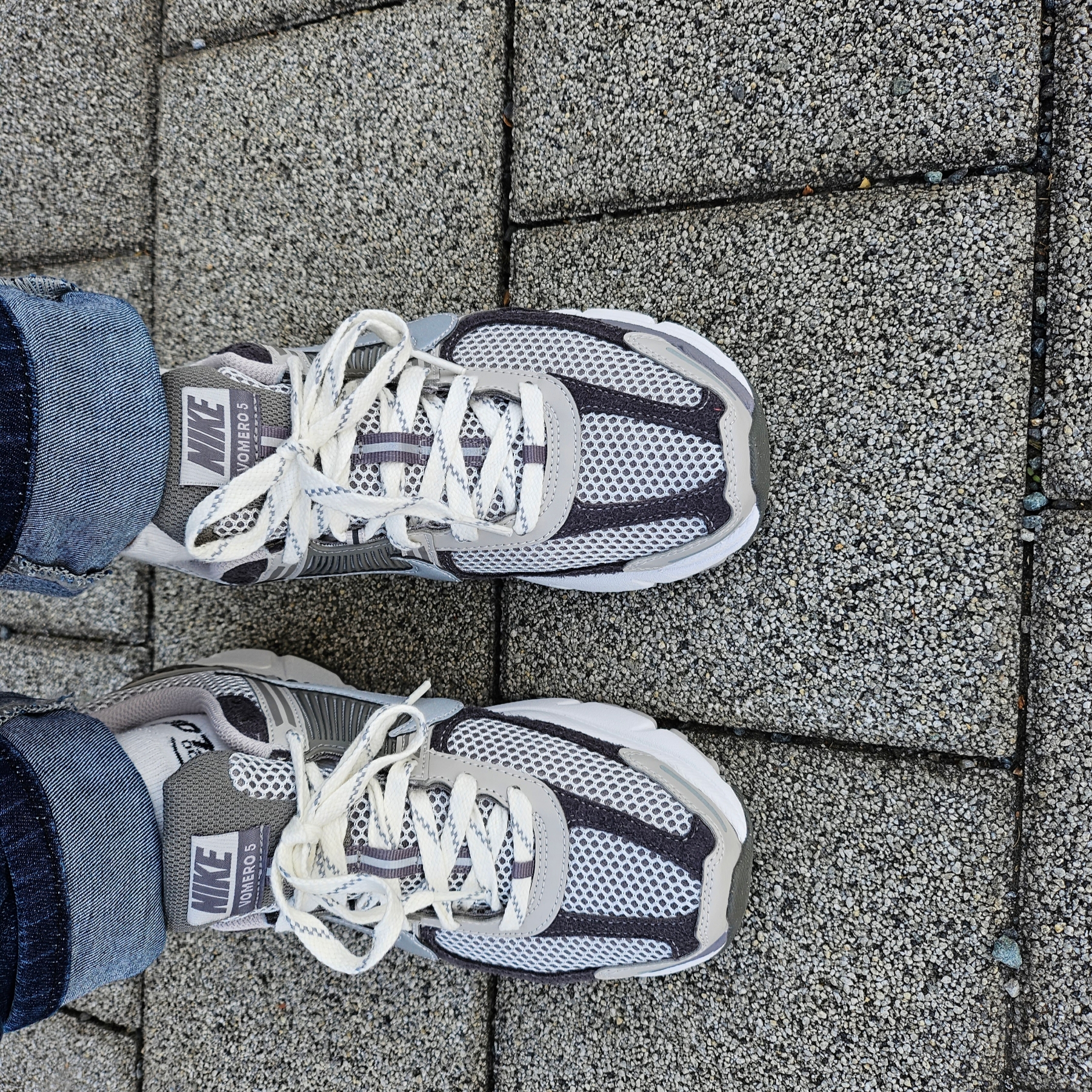 Nike Zoom Vomero 5 PRM Light Iron Ore and Flat Fewter 착용 스타일 - 2