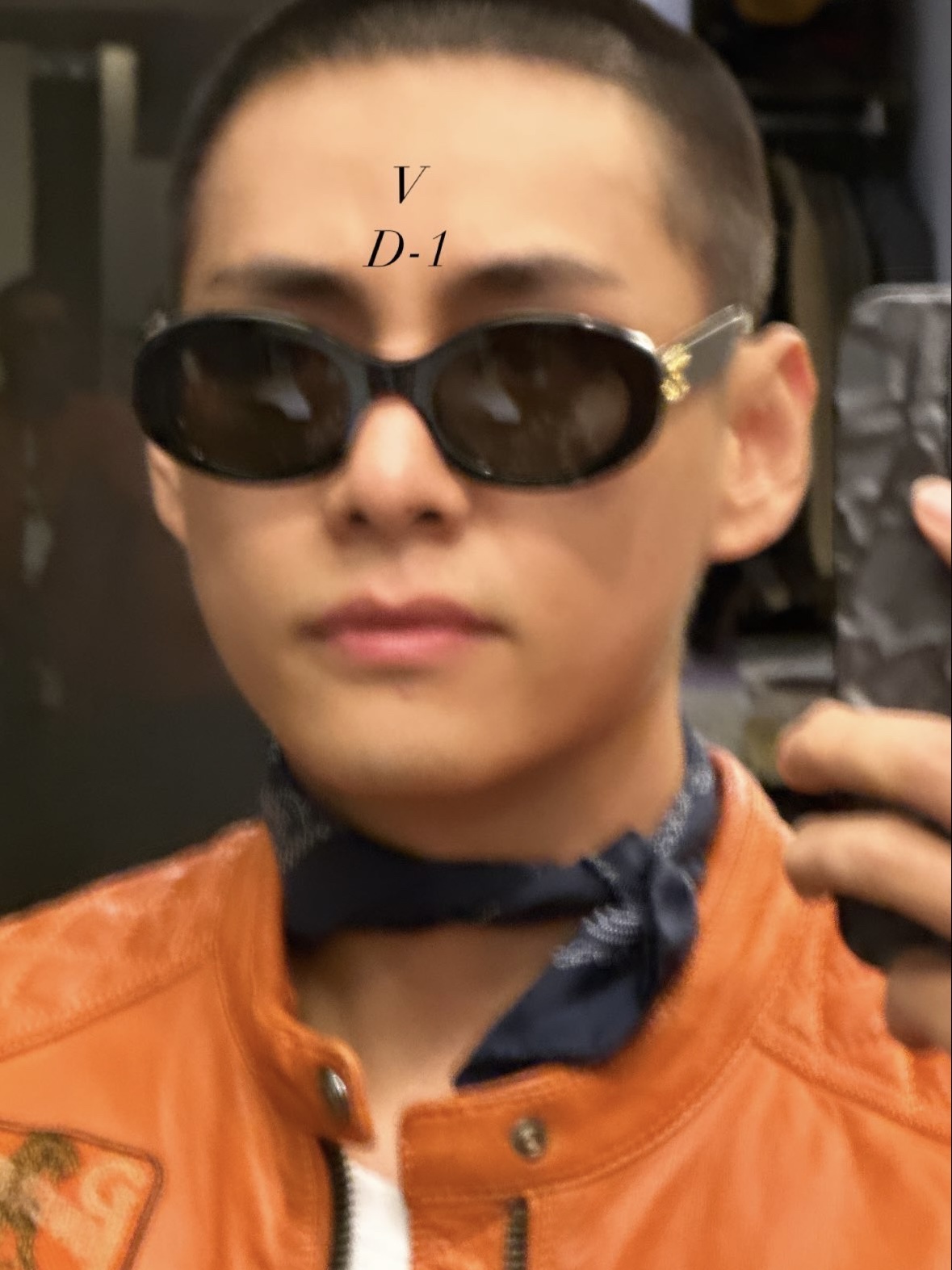 (W) Celine Triomphe 01 Sunglasses in Acetate Black 착용 스타일
