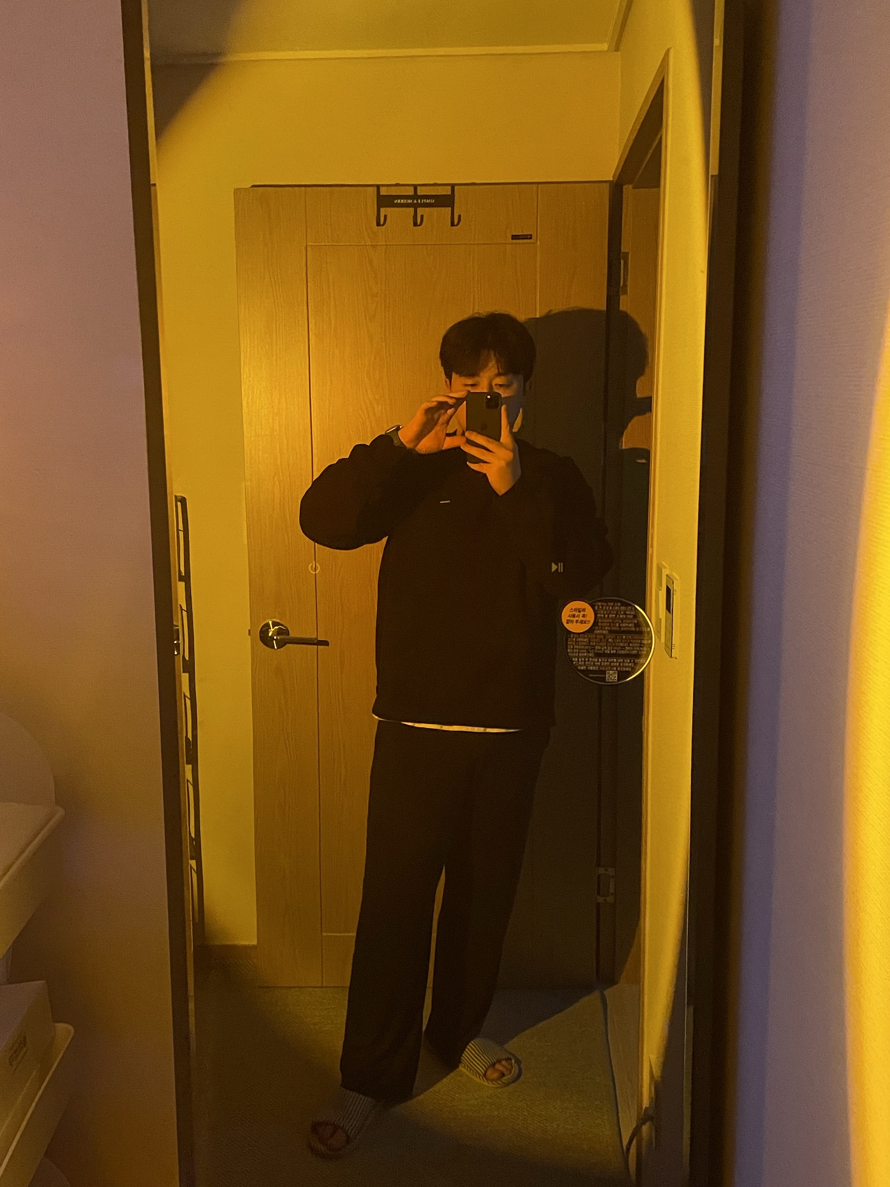 Supreme Small Box Crewneck Black 착용 스타일 - 1