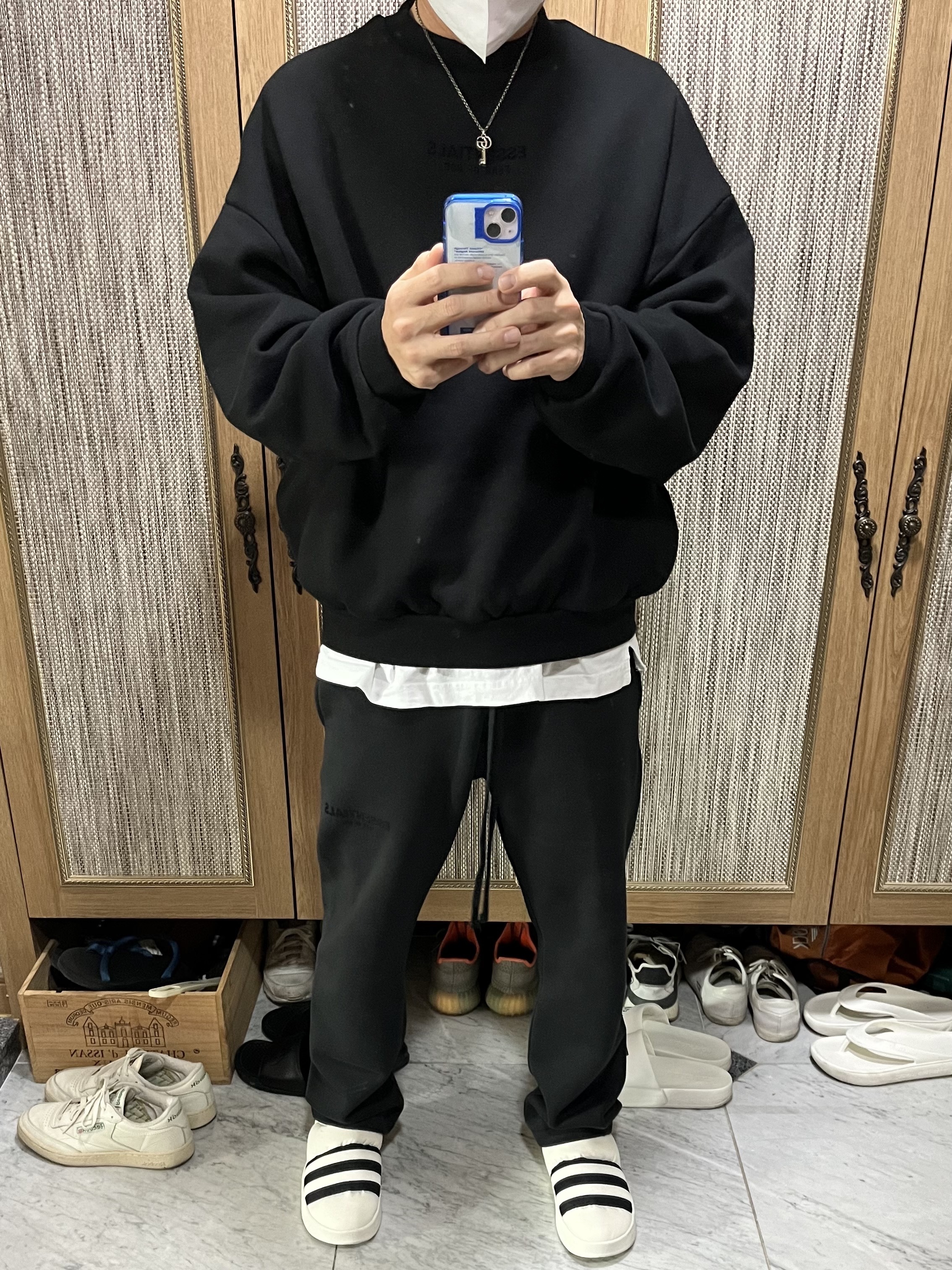Essentials Crewneck Jet Black - 23FW, Gucci Double G Key Necklace Silver 착용 스타일 - 1
