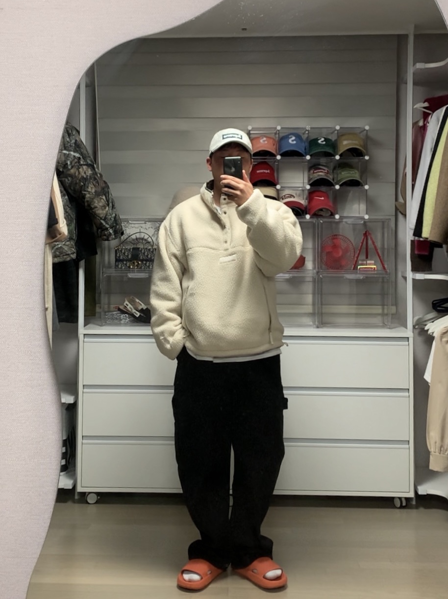 Supreme Polartec Shearling Reversible Pullover Natural - 23FW, Supreme Denim Camp Cap Dirty Indigo - 23SS 착용 스타일 - 2