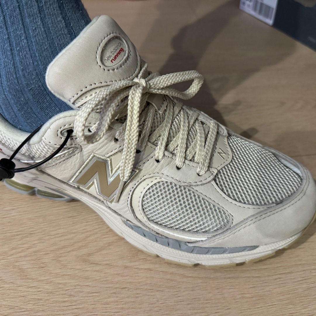 New Balance 2002R Beige 착용 스타일 - 3