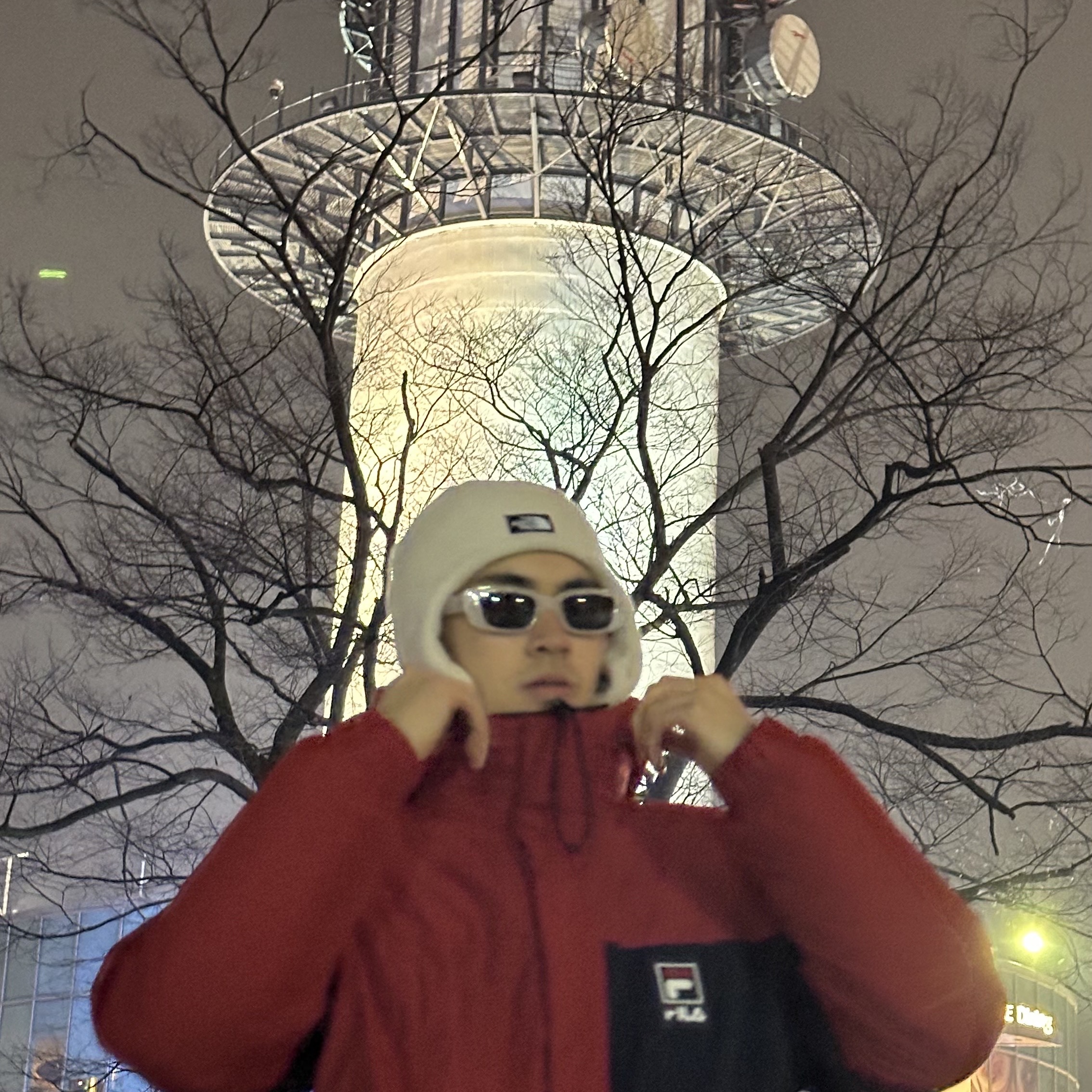 The North Face Fleece Earmuff Beanie White Sand 착용 스타일