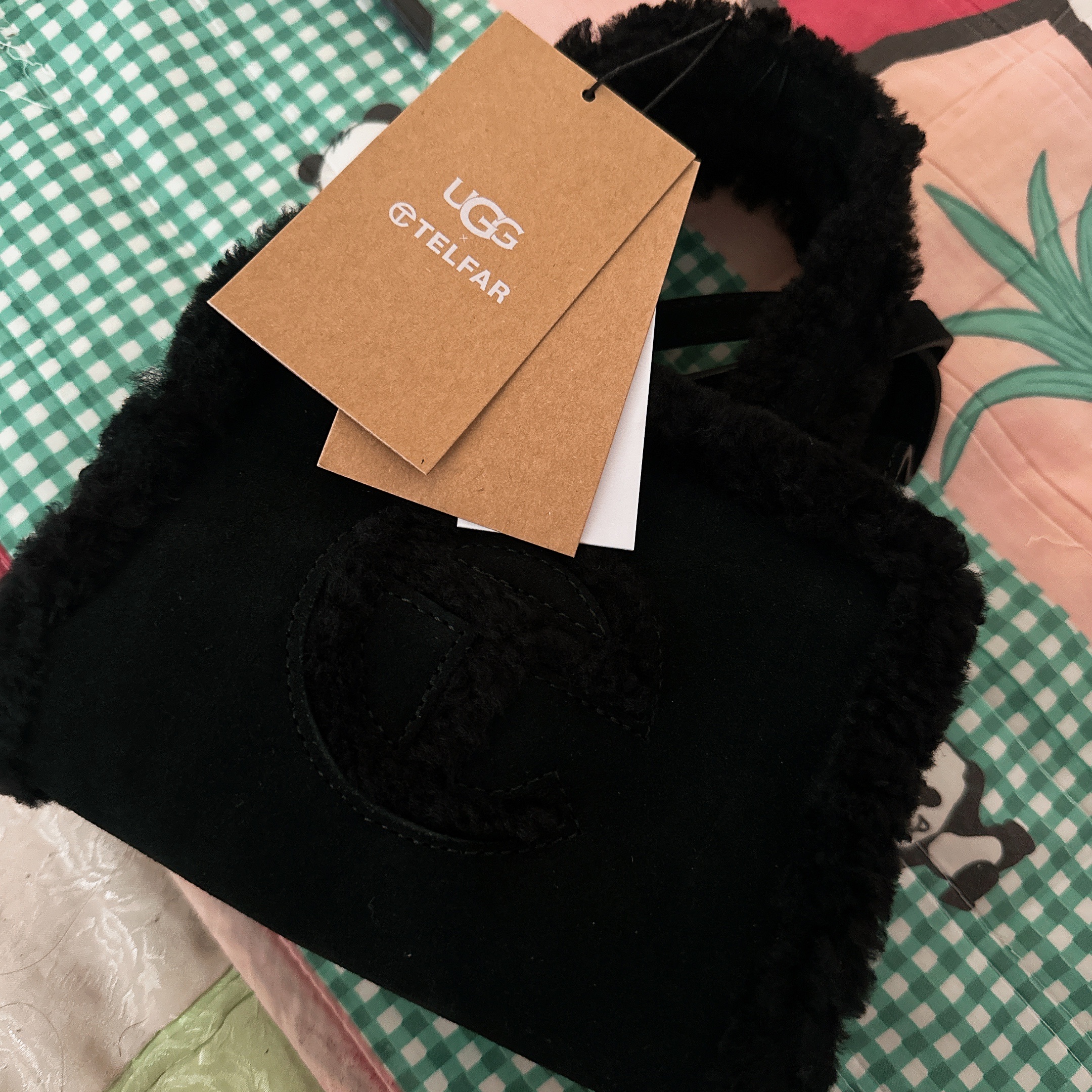Telfar x UGG Small Shopping Bag Black 착용 스타일 - 2