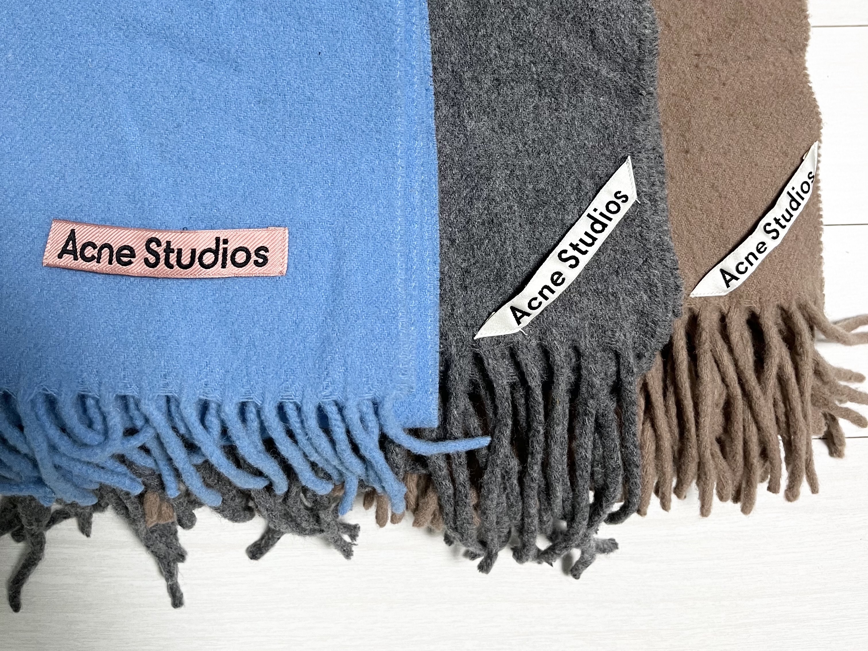 Acne Studios Narrow Wool Fringe Muffler Caramel Brown, Acne Studios Narrow Wool Fringe Muffler Ocean Blue Melange 착용 스타일