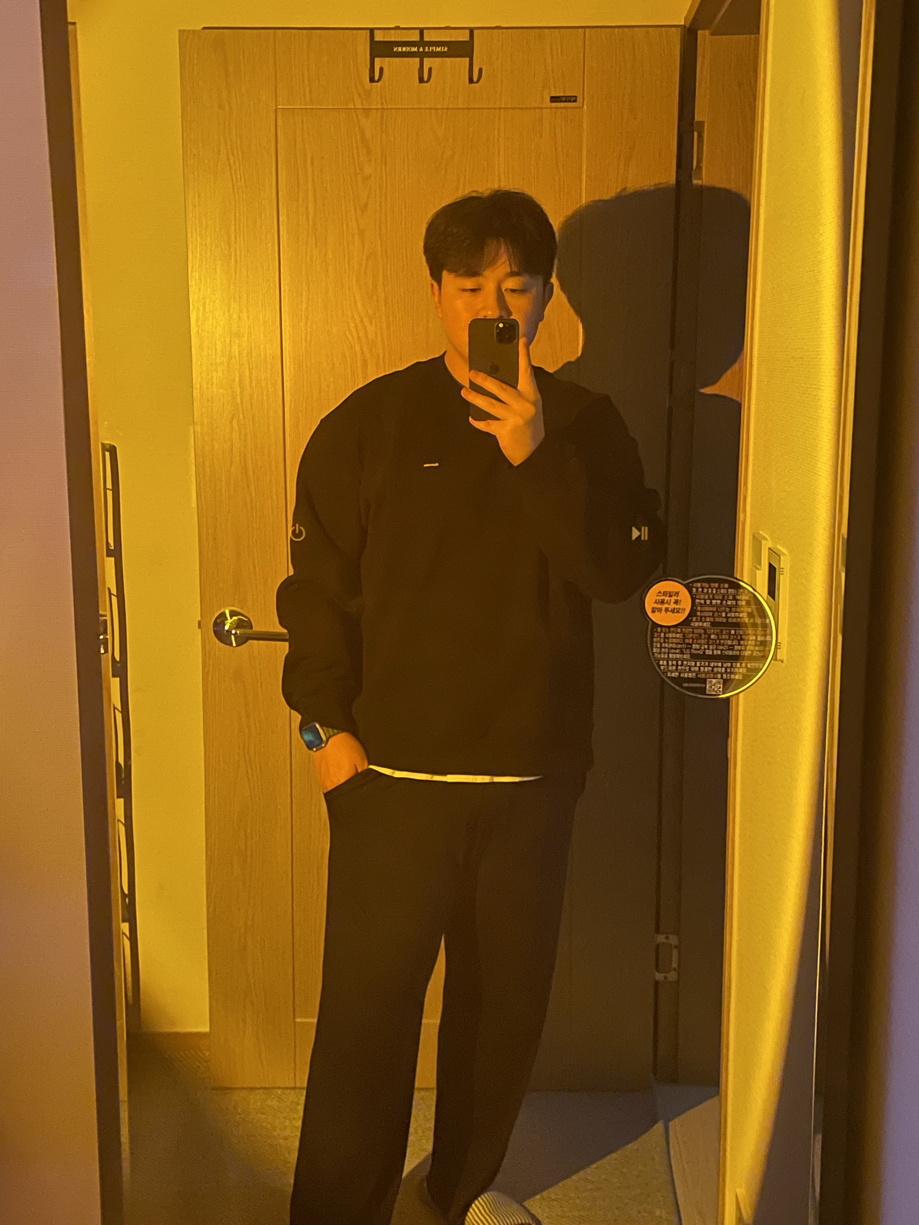 Supreme Small Box Crewneck Black 착용 스타일 - 2