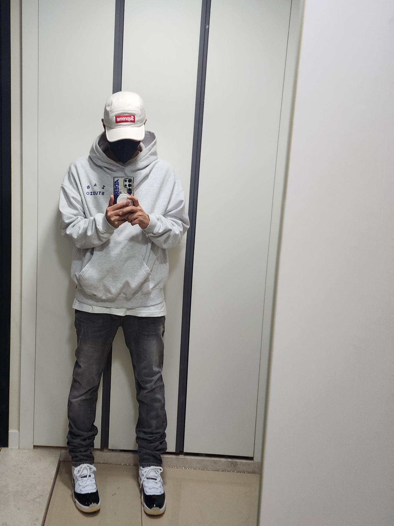 Jordan 11 Retro Gratitude, Undermycar Legion.03 Slim Fit Blue Stitch Washed Jeans Washed Gray 착용 스타일 - 1