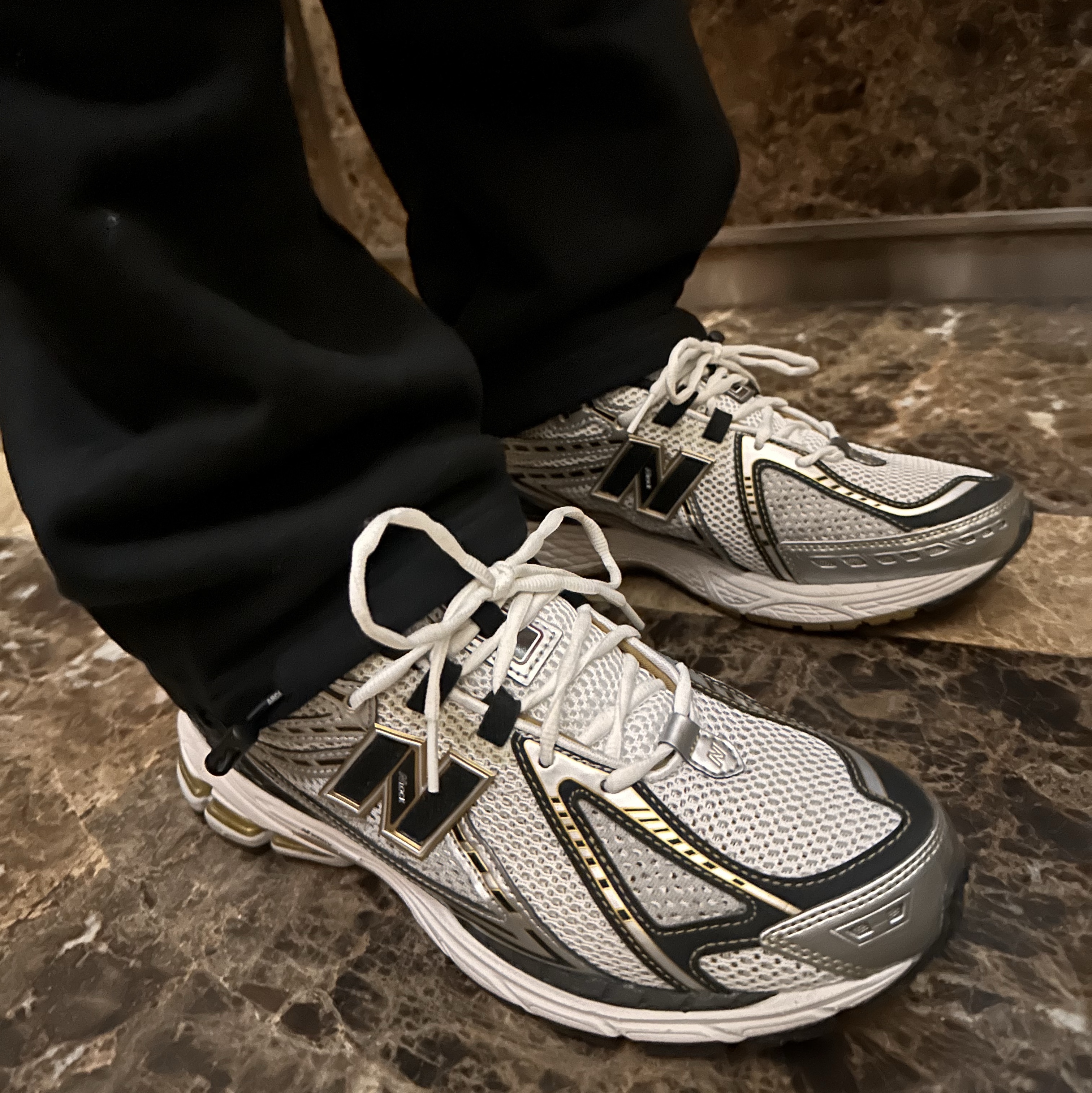 Stussy LA Mesh Back New Era Cap Black, New Balance 1906R White Gold 착용 스타일 - 2