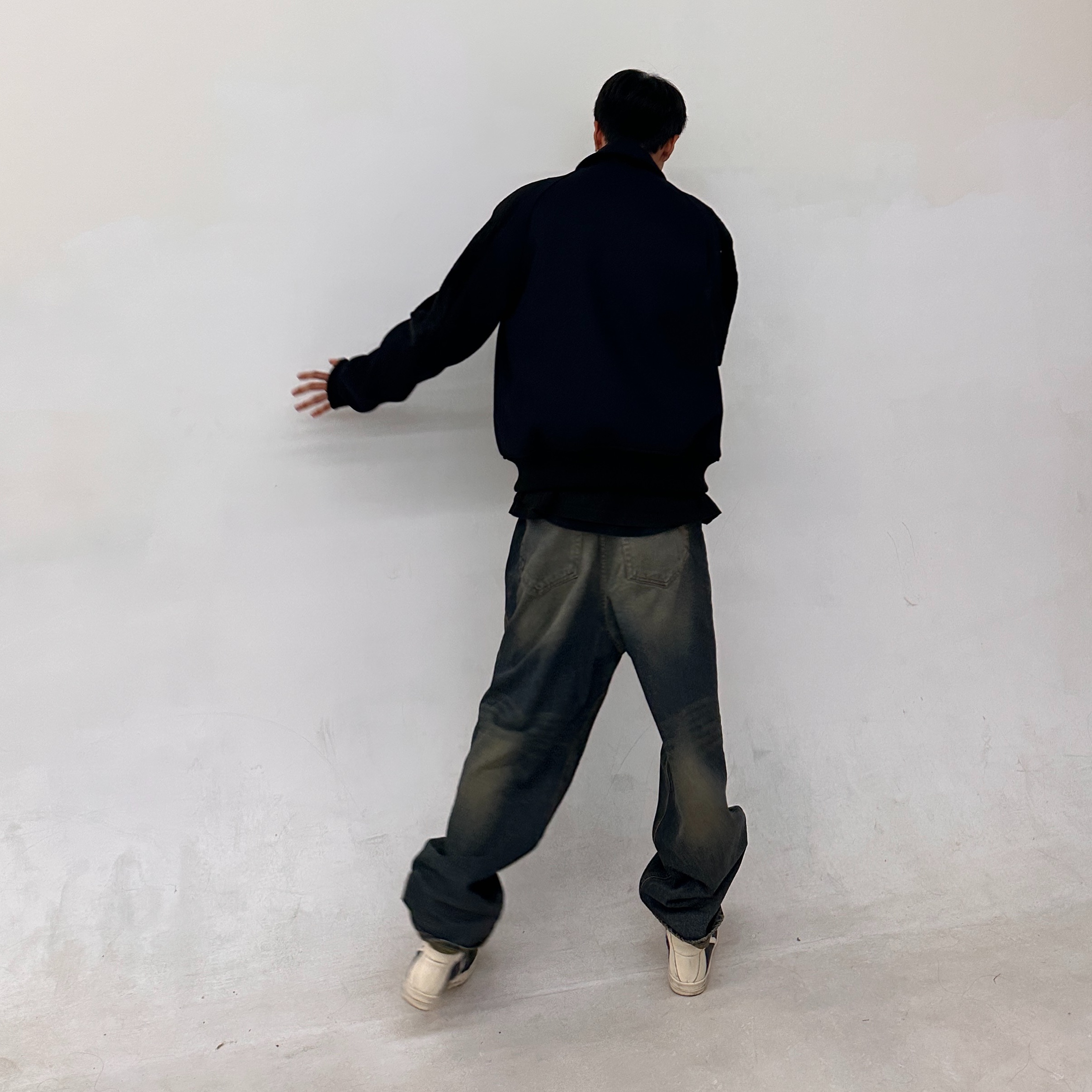 Undermycar Legiana Calf Hair Blouson Iris - 23FW, Undermycar Iek Hand Brush Washed Wide Jeans Corrosion Blue - 23FW 착용 스타일 - 2