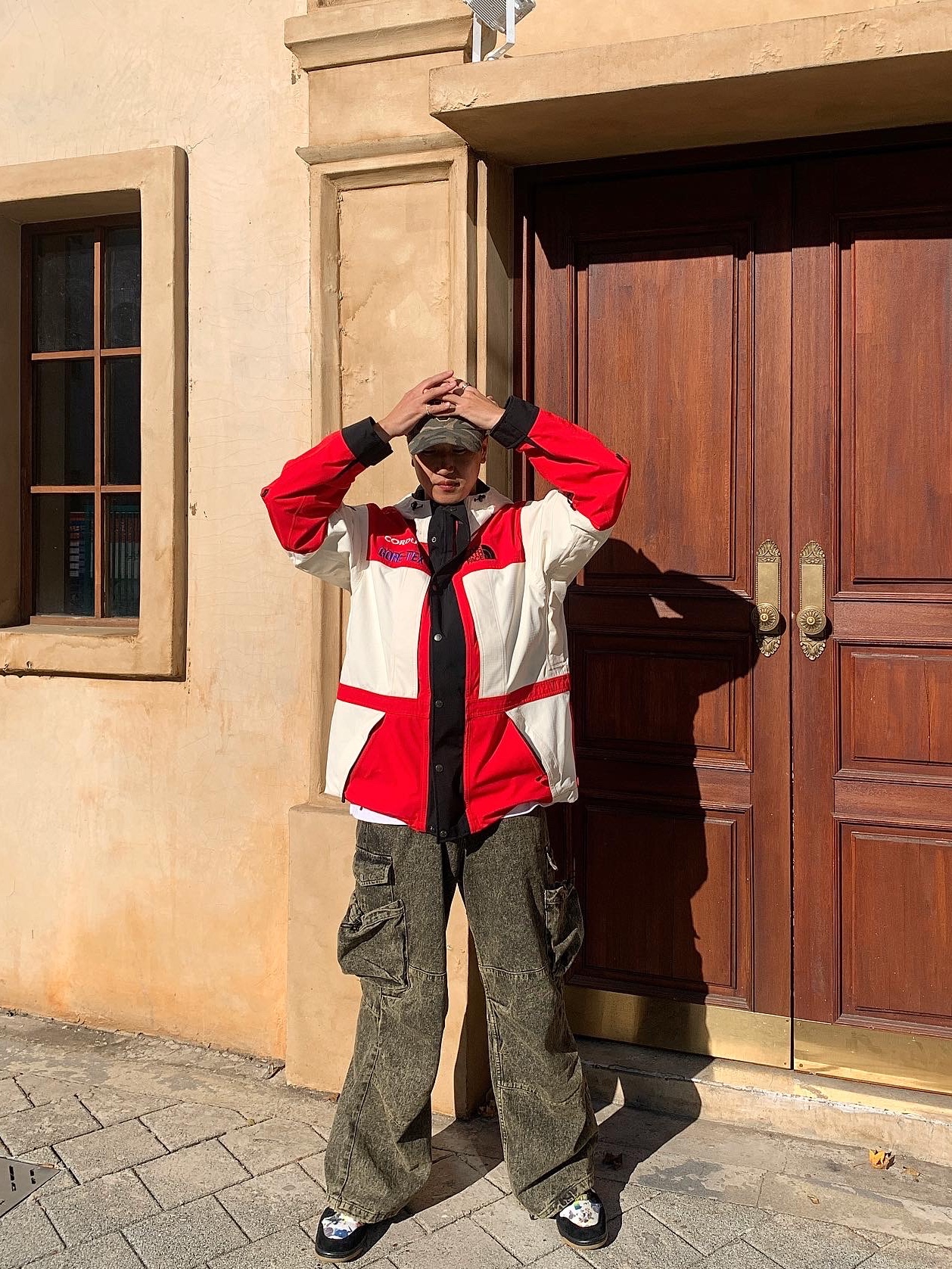 Supreme x The North Face Expedition Jacket White - 18FW, Nike x Supreme SB Dunk Low QS Rammellzee Black 착용 스타일 - 1