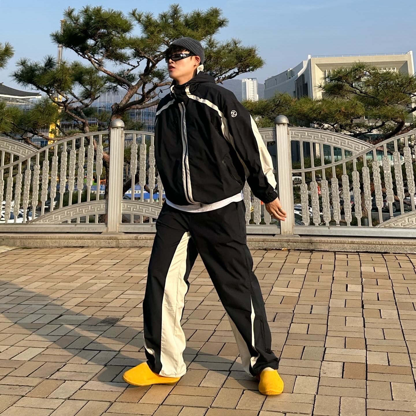 Adidas Yeezy Knit RNR Sulfur 착용 스타일 - 5