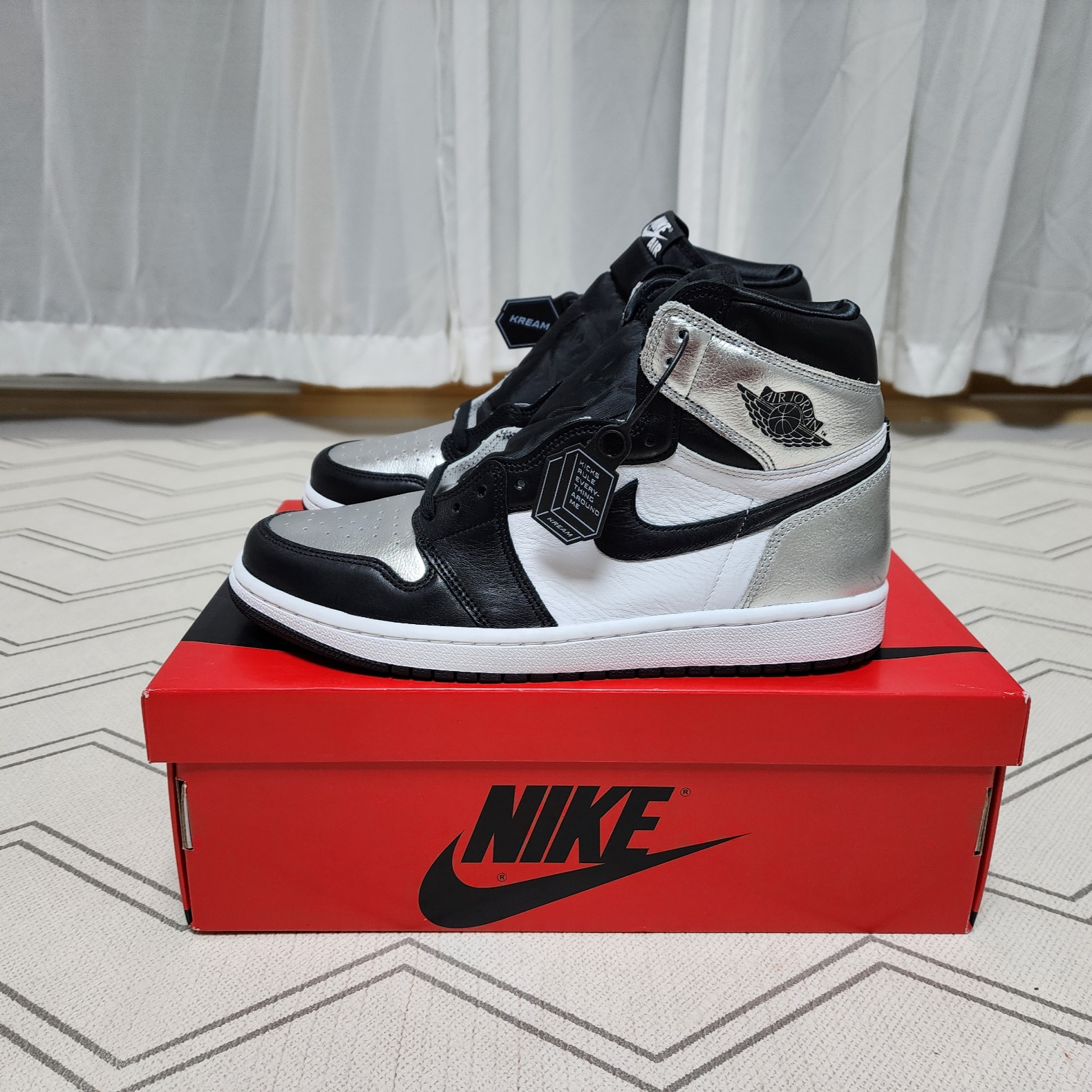 (W) Jordan 1 Retro High OG Silver Toe 착용 스타일 - 1