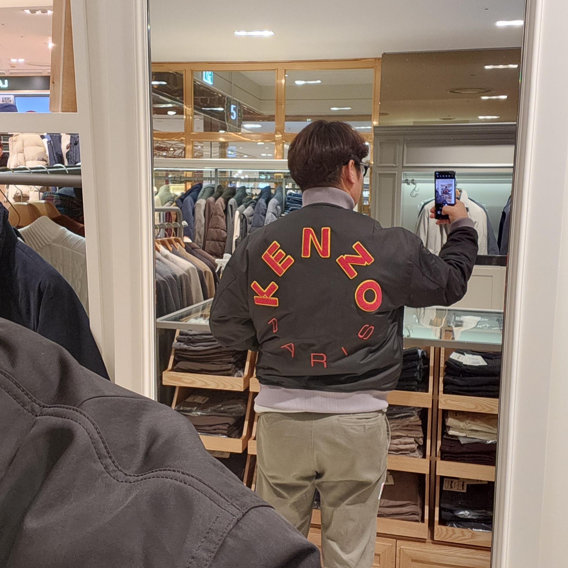 Kenzo Varsity Bomber Jacket Black 착용 스타일