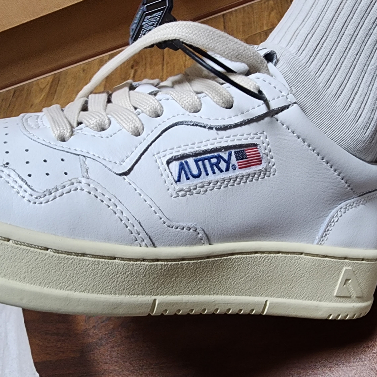 (W) Autry Medalist Low Leather Sneakers White 착용 스타일