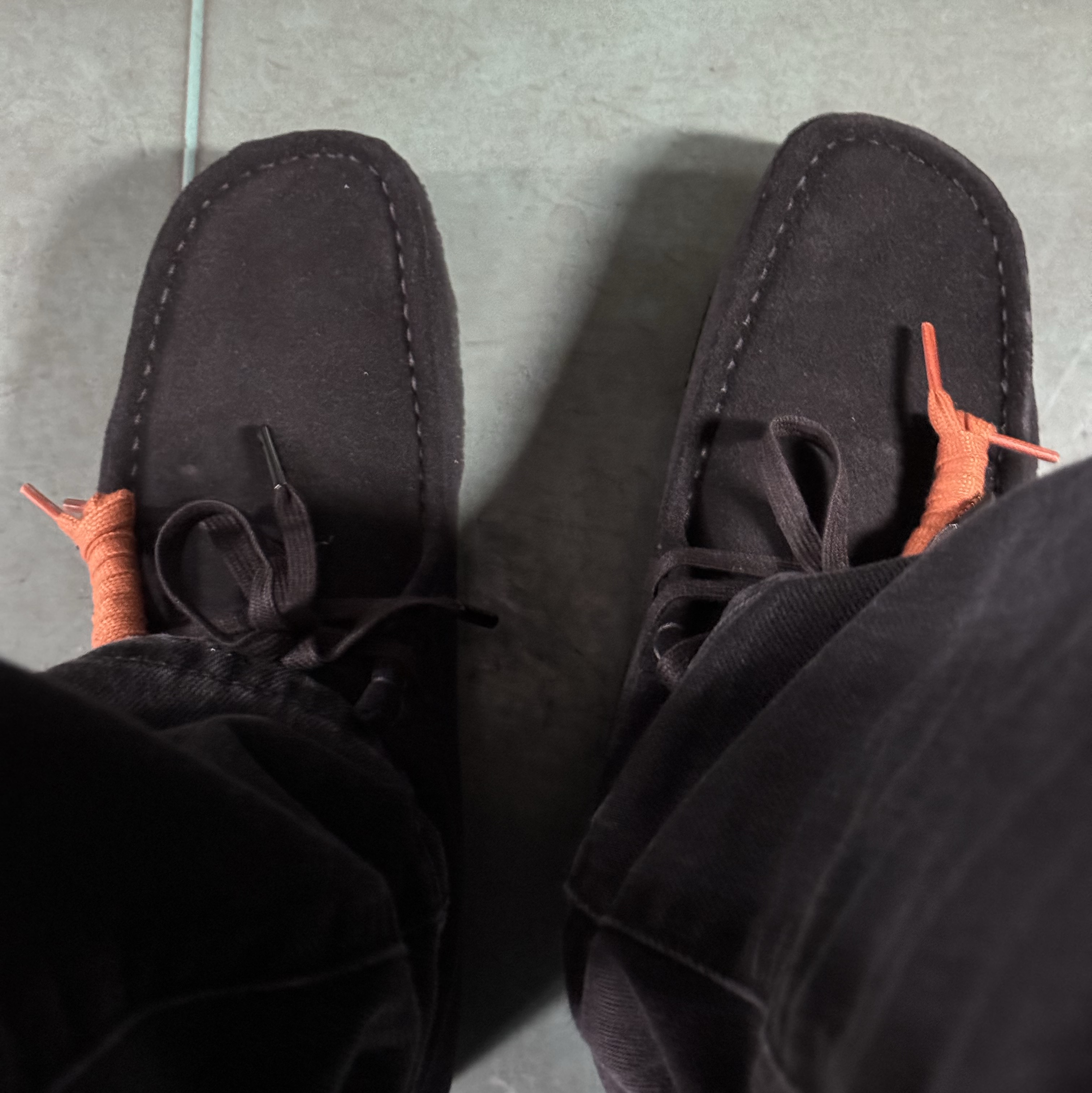 Clarks Wallabee Black Suede 착용 스타일