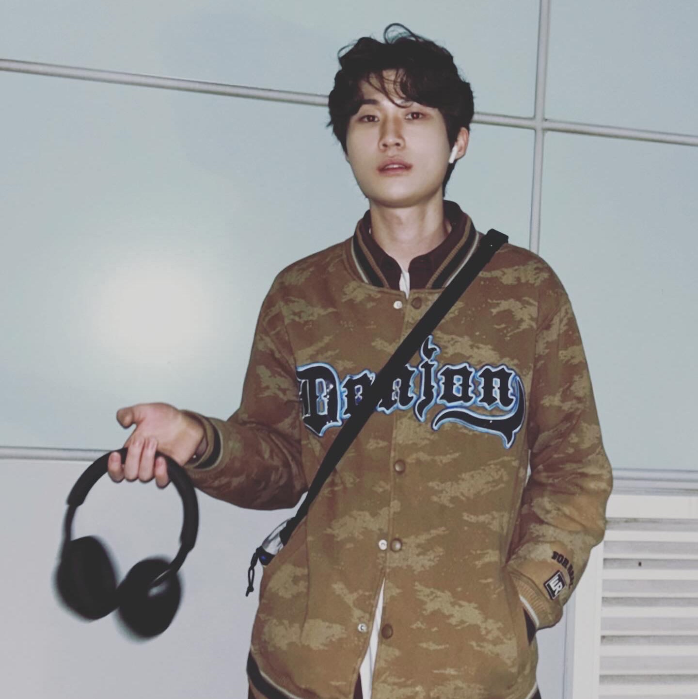 Supreme Waist Bag Blue - 23FW, Sony WH-1000XM5 Black (Korean Ver.) 착용 스타일 - 2