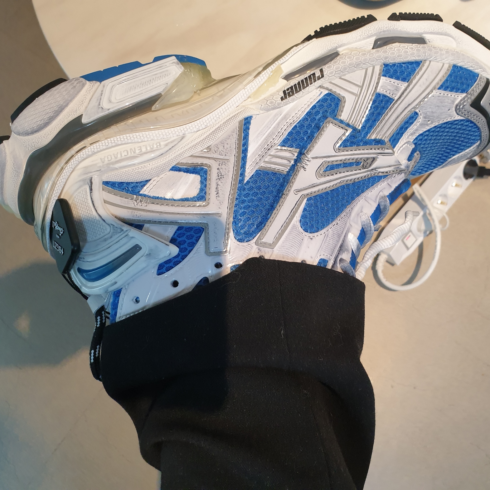 Balenciaga Runner Sneakers Blue White 착용 스타일 - 2