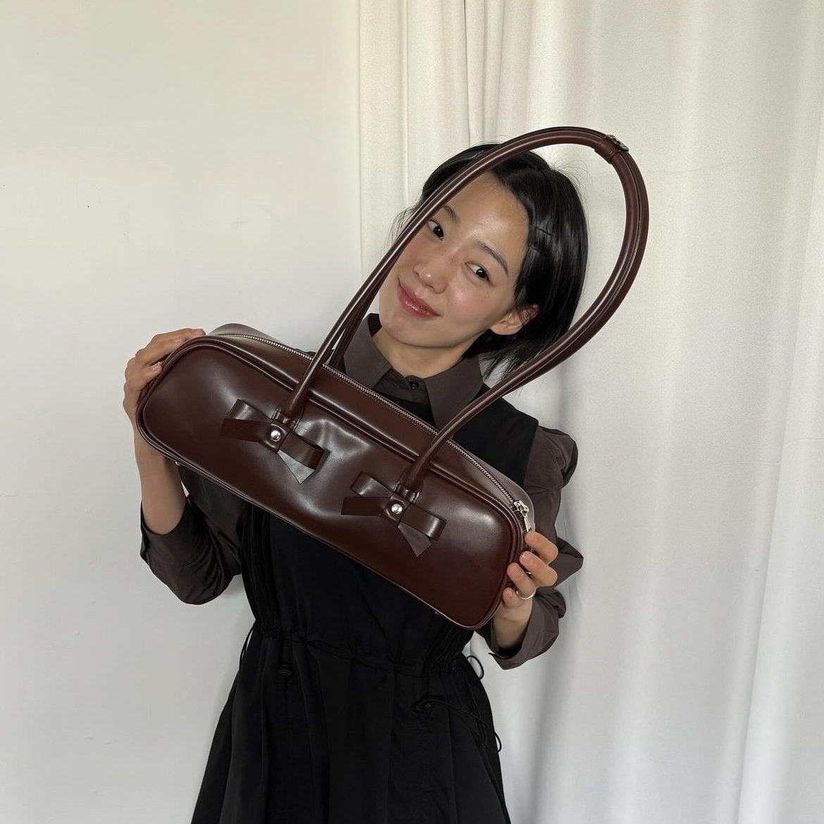 [예약 배송] Saenginstudios Ribbon Baguette Bag Burgundy, [예약 배송] Saenginstudios Ribbon Baguette Bag Black 착용 스타일