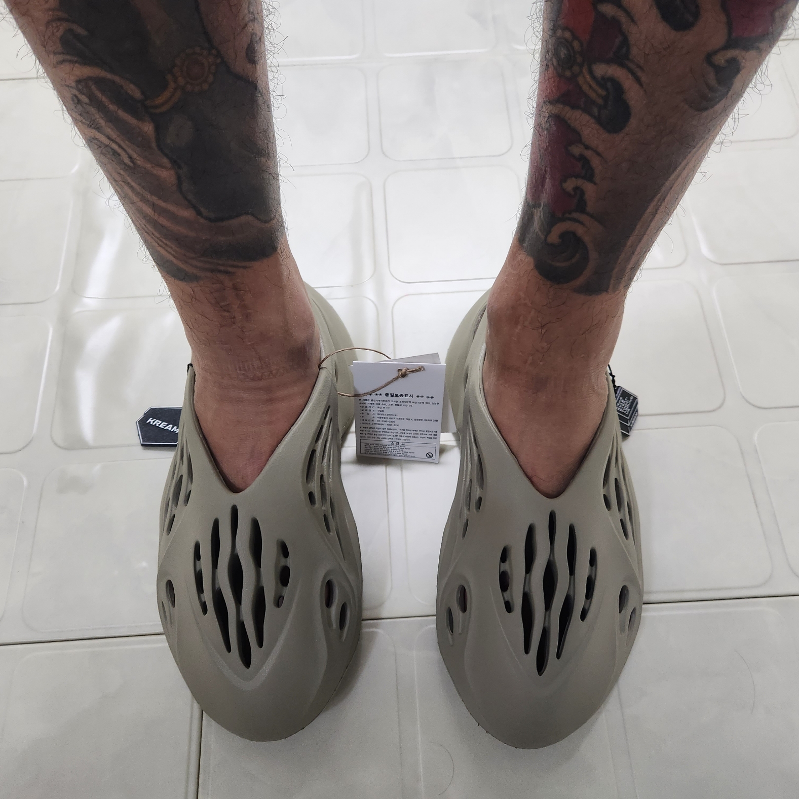 Adidas Yeezy Foam RNNR Stone Salt 착용 스타일 - 2