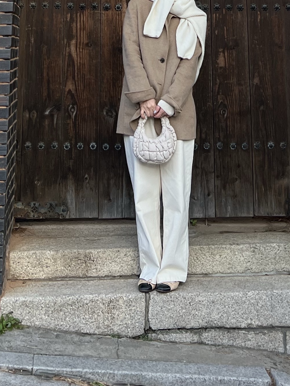 COS Quilted Micro Bag Leather White, (W) Chanel Ballerina Flat Lambskin & Beige Black 착용 스타일
