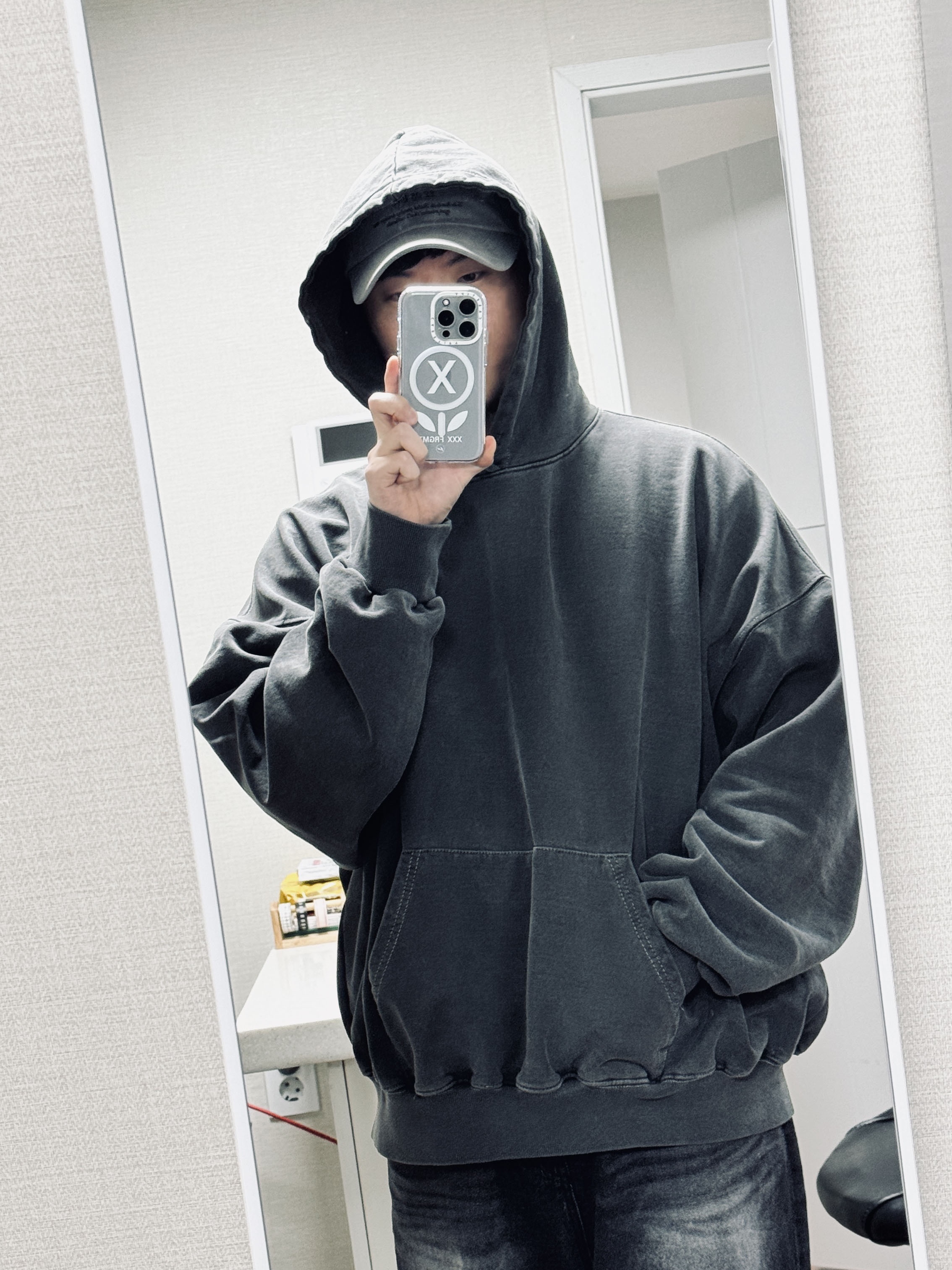 Undermycar Mu.08 Anti Fxxking Logo Play Oversized Pigment Hoodie Gray, Casetify x Fragment x God Selection XXX Flower White iphone Magsafe Case Clear White Camera Ring 착용 스타일 - 2