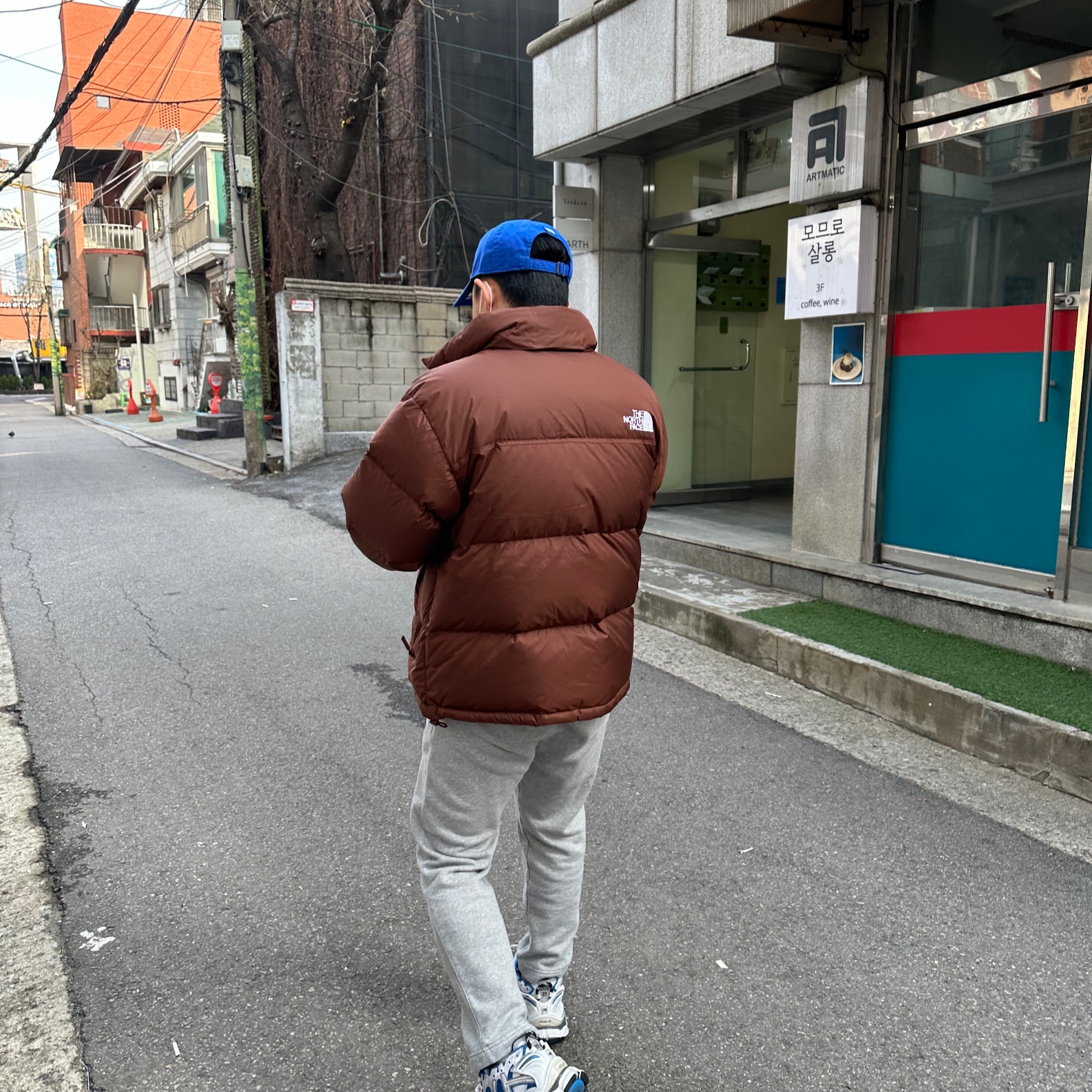 The North Face 1996 Retro Nuptse Jacket Dark Oak, Balenciaga Runner Sneakers Blue White 착용 스타일 - 2