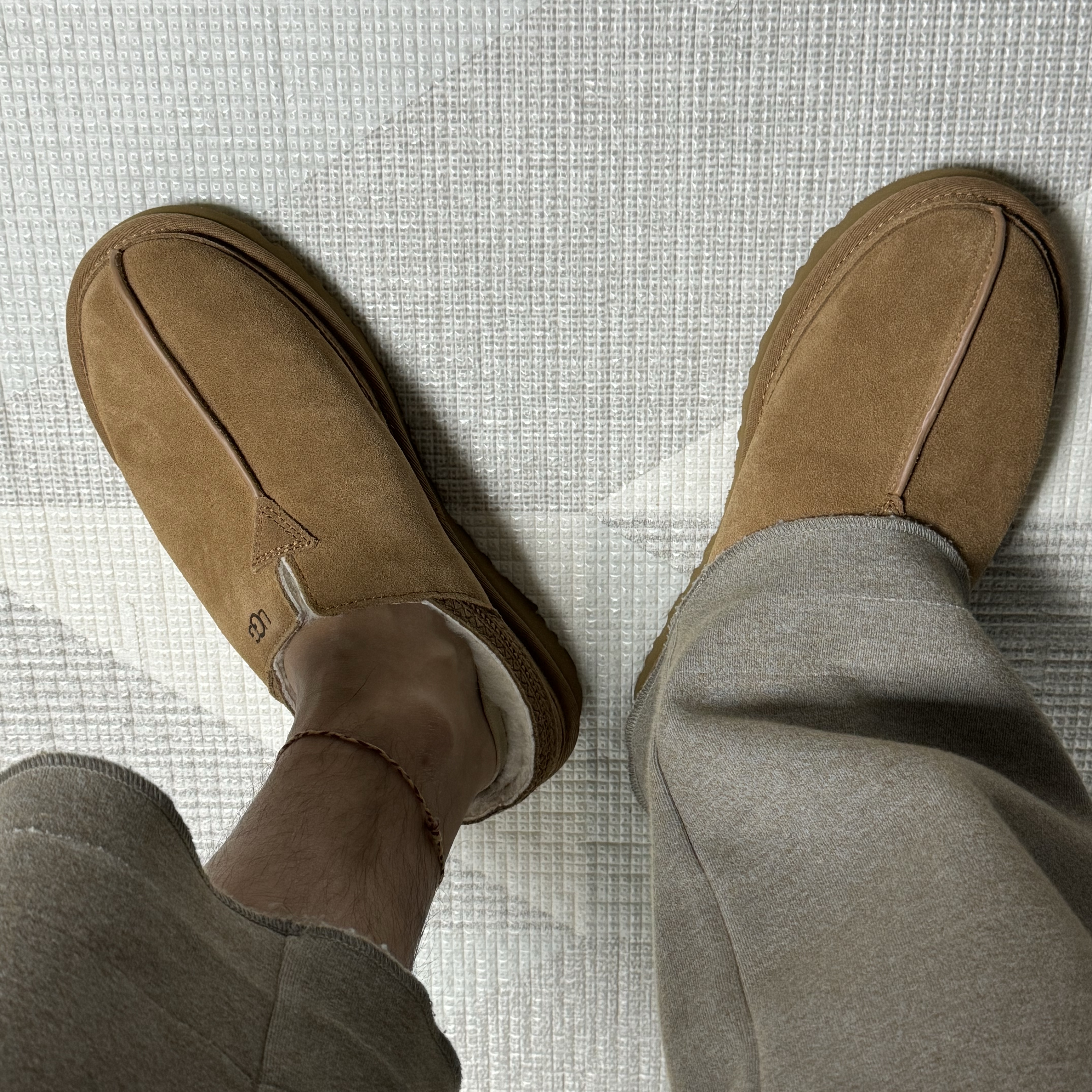UGG Neuman Chestnut 착용 스타일 - 2
